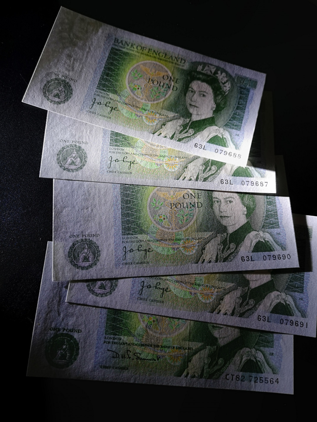 《外钞收藏家》第一百五十八期拍卖（本期111件） 英国D序列1镑 两个签名五张一起 全新UNC