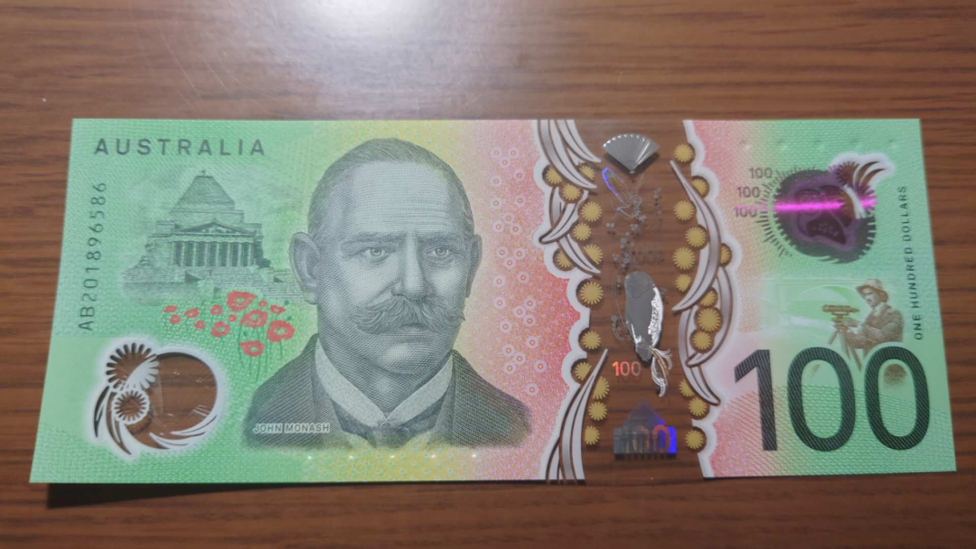 今晚八点半【囧羊收藏】精选微拍第43期暨2021年第三十四期 世界纸币精选 【一口价已售出，勿出价】2020年澳大利亚100元塑料钞 全程无47尾号86 全新UNC塑料窗口完美无花