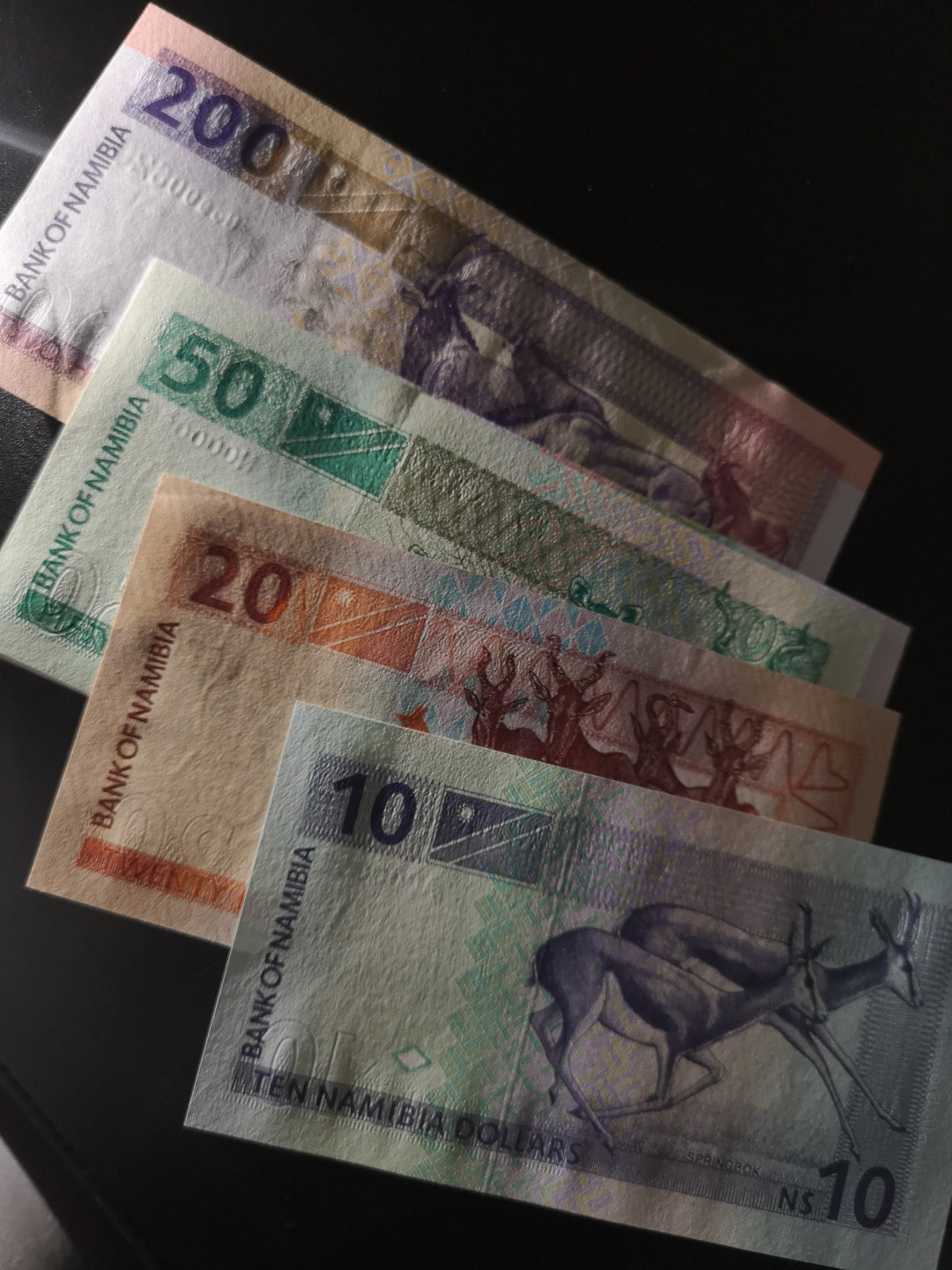 🌟2022新年第二拍《外钞收藏家》第一百六十期拍卖（本期81件） 纳米比亚一套五张 全同号百位号620 全新 20面额有个小瑕疵