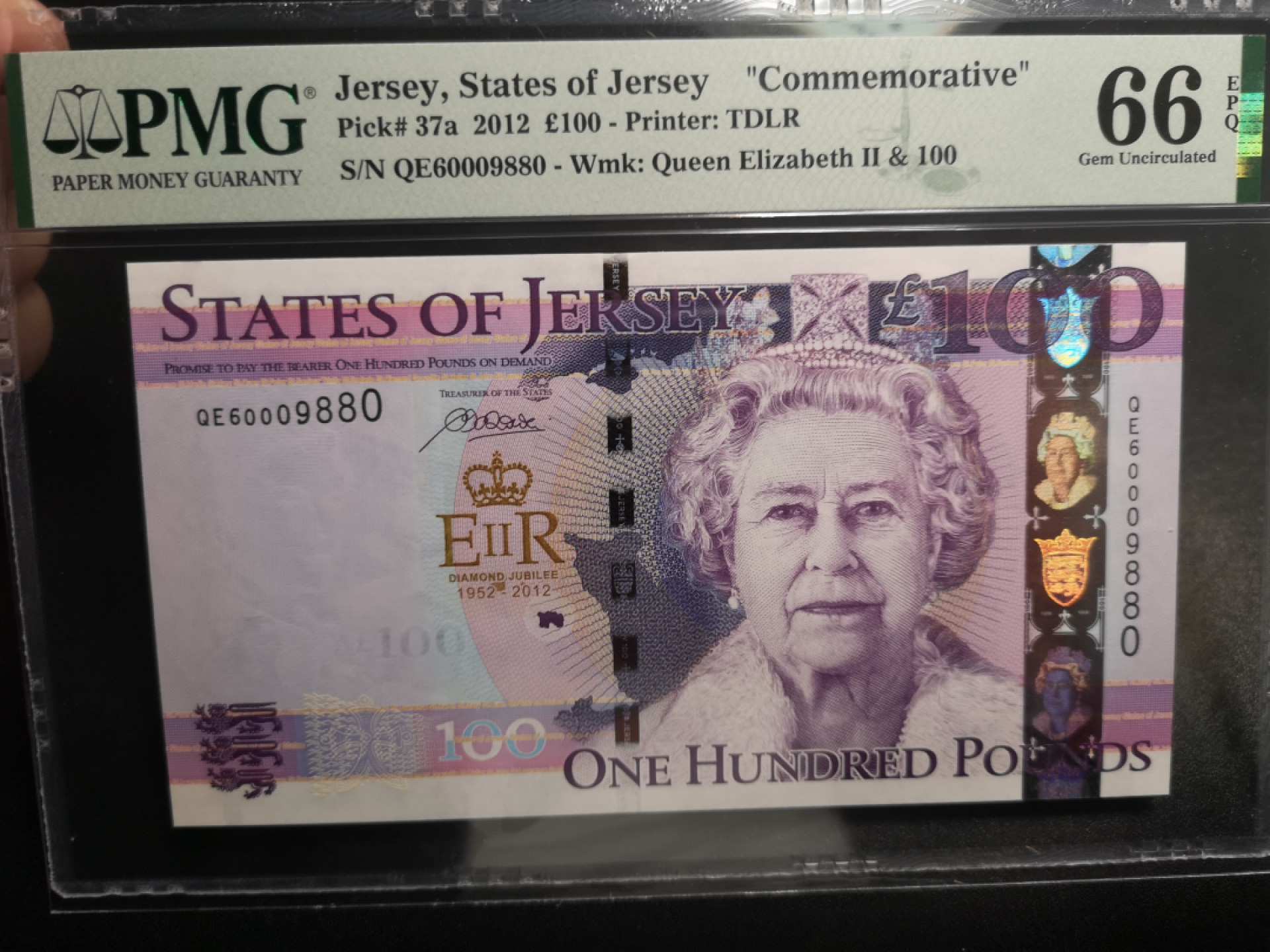 《外钞收藏家》第一百五十八期拍卖（本期111件） 2012年泽西100镑 纪念钞 无47千位号9880 PMG66
