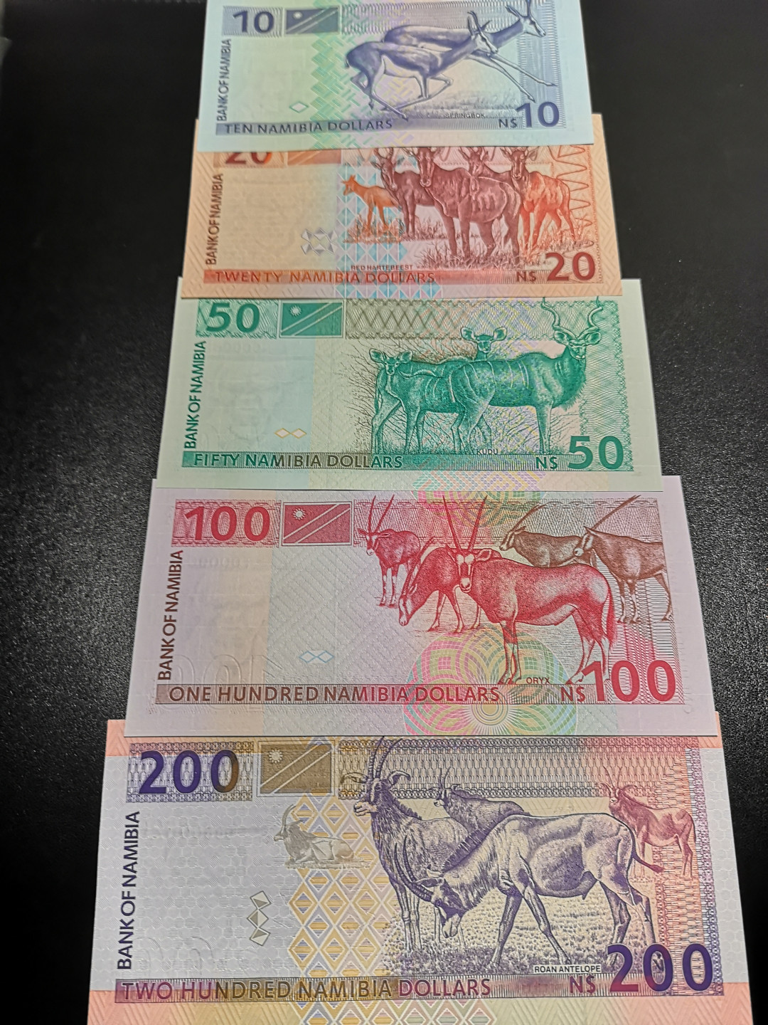 🌟2022新年第二拍《外钞收藏家》第一百六十期拍卖（本期81件） 纳米比亚一套五张 全同号百位号620 全新 20面额有个小瑕疵
