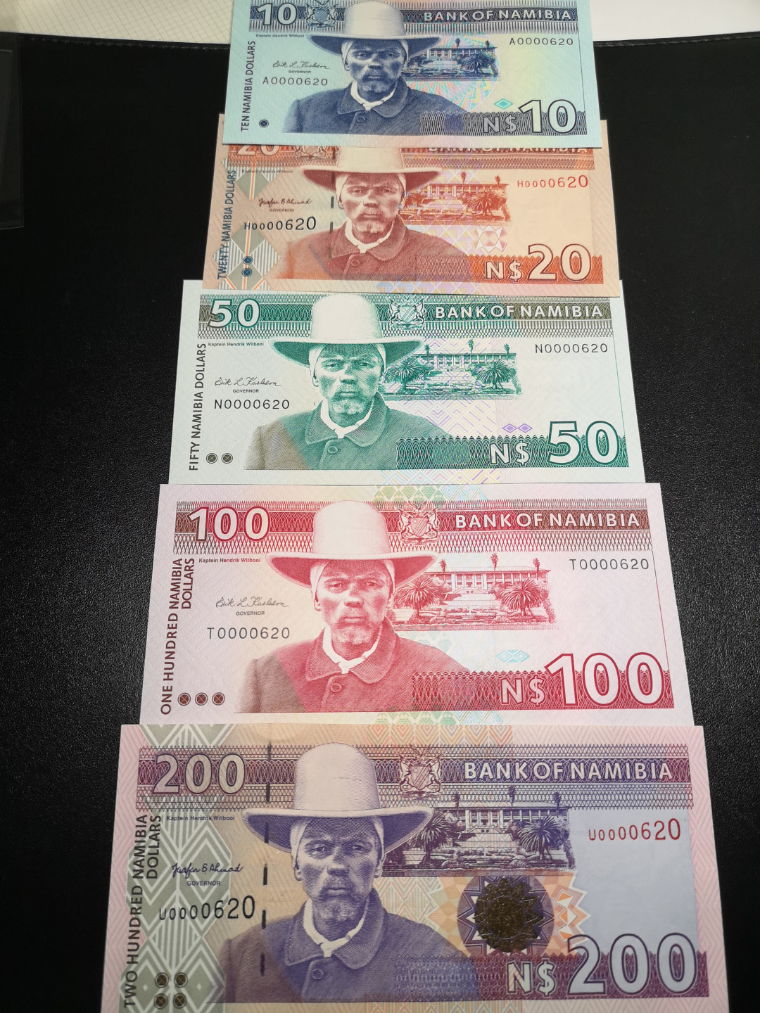 🌟2022新年第二拍《外钞收藏家》第一百六十期拍卖（本期81件） 纳米比亚一套五张 全同号百位号620 全新 20面额有个小瑕疵