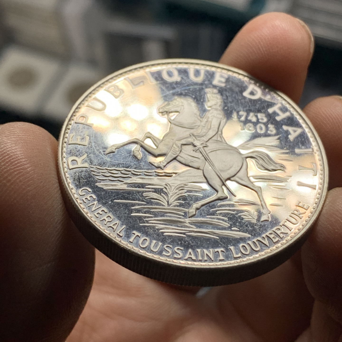 《竞宝斋》钱币微拍-第24场-本周日，周一2场连拍（全场顺丰包邮） 海地 1968年 精制大钱包 999银3枚重117.6+47.05+23.52=188.17克，塑封有开裂