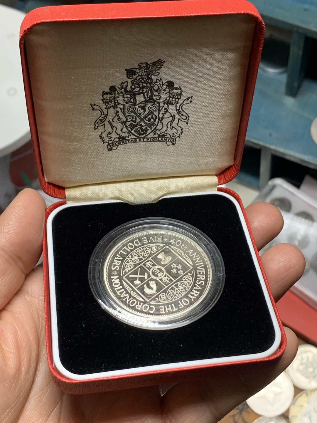 《竞宝斋》钱币微拍-第24场-本周日，周一2场连拍（全场顺丰包邮） 原盒证书 新西兰1993年 5元40周年加冕纪念 大银币