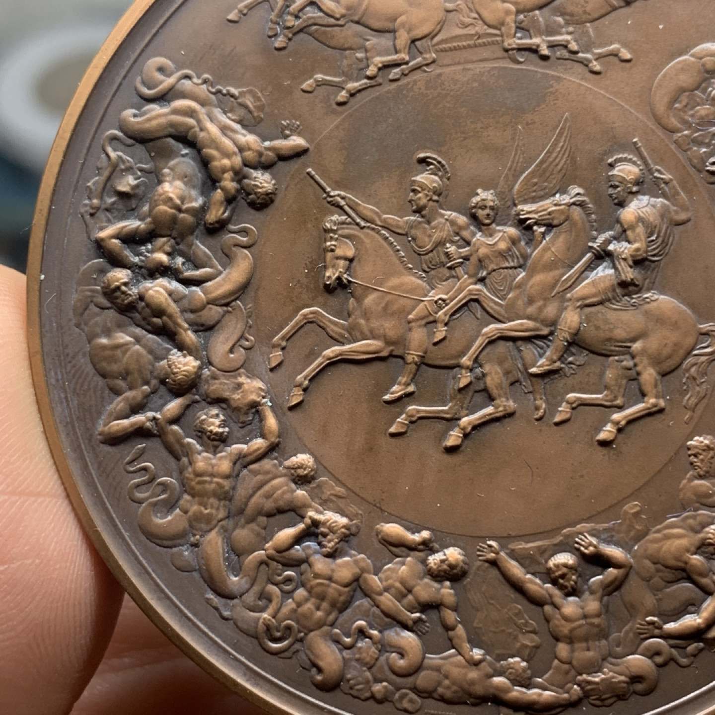 《竞宝斋》钱币微拍-第24场-本周日，周一2场连拍（全场顺丰包邮） 英国滑铁卢战役175年纪念铜章  名誉品种 知名设计 完美品 原盒带证书 130.2克 63.5mm直径 超大规格