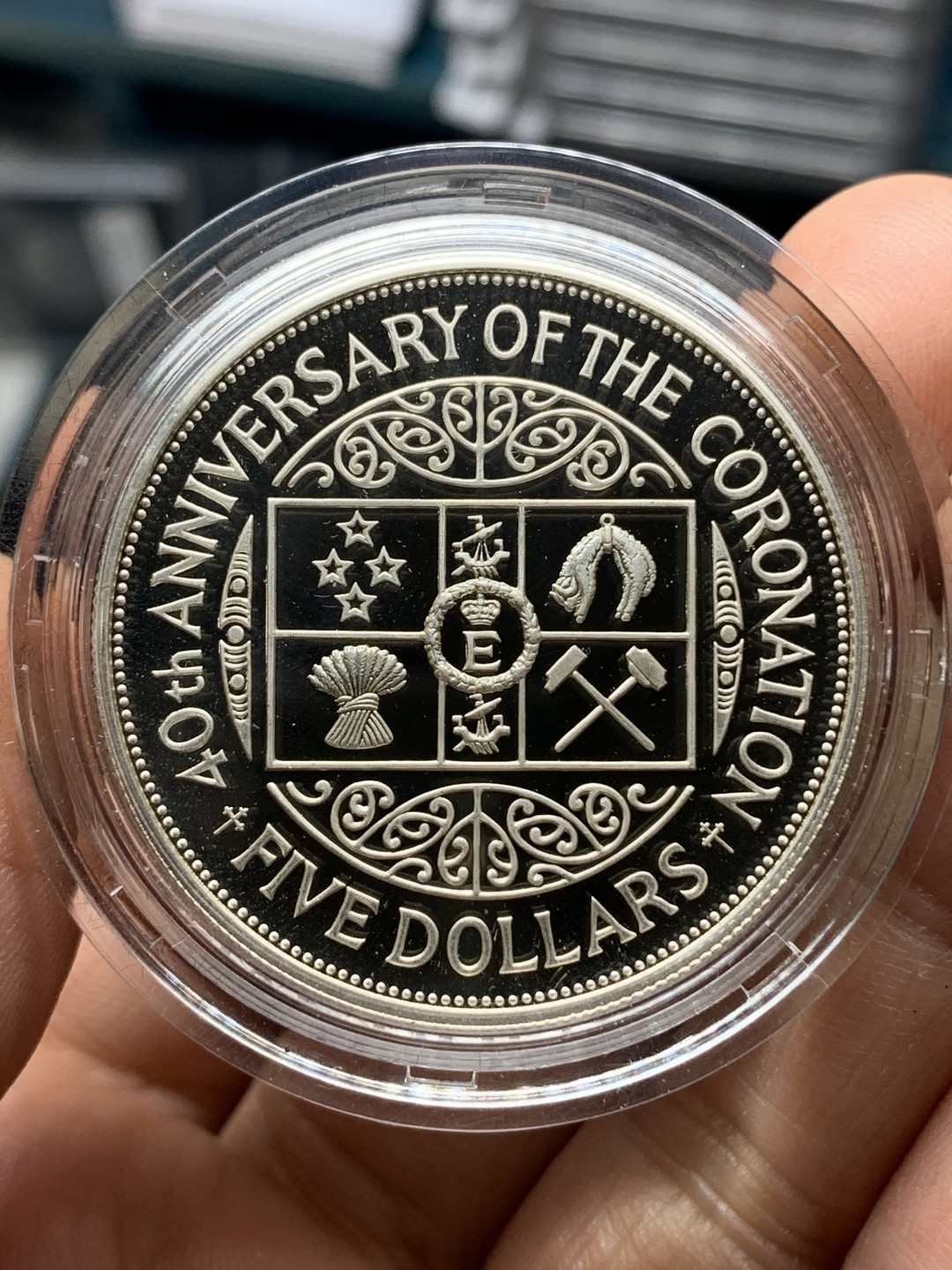 《竞宝斋》钱币微拍-第24场-本周日，周一2场连拍（全场顺丰包邮） 原盒证书 新西兰1993年 5元40周年加冕纪念 大银币