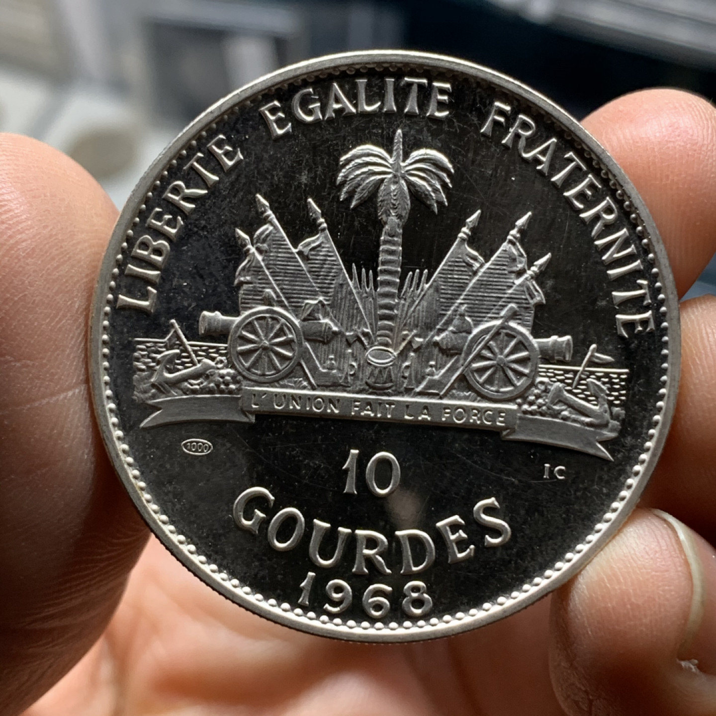 《竞宝斋》钱币微拍-第24场-本周日，周一2场连拍（全场顺丰包邮） 海地 1968年 精制大钱包 999银3枚重117.6+47.05+23.52=188.17克，塑封有开裂