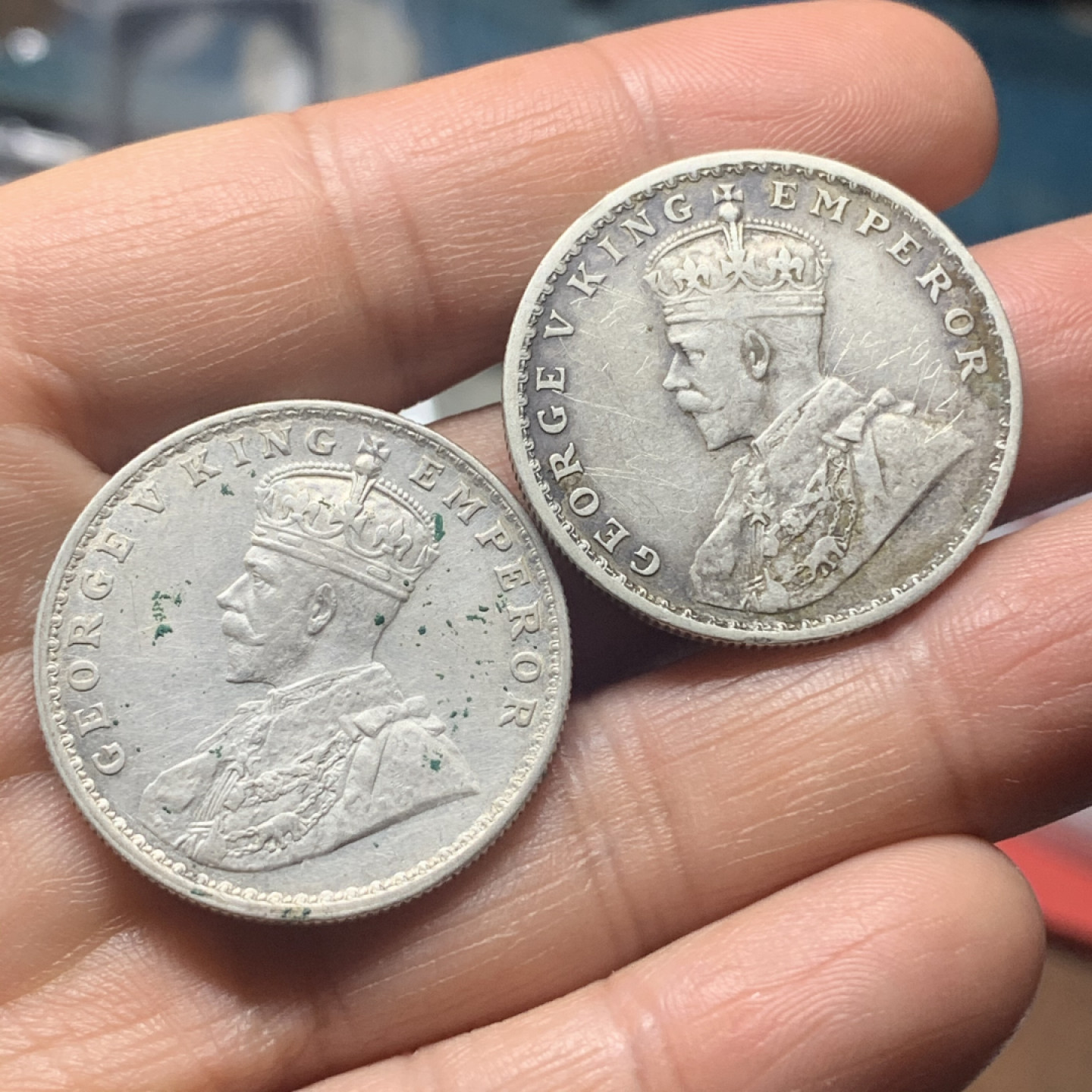 《竞宝斋》钱币微拍-第24场-本周日，周一2场连拍（全场顺丰包邮） 印度 乔治五世 1913、1918年 1卢比 银币一对  一枚原味一枚白净