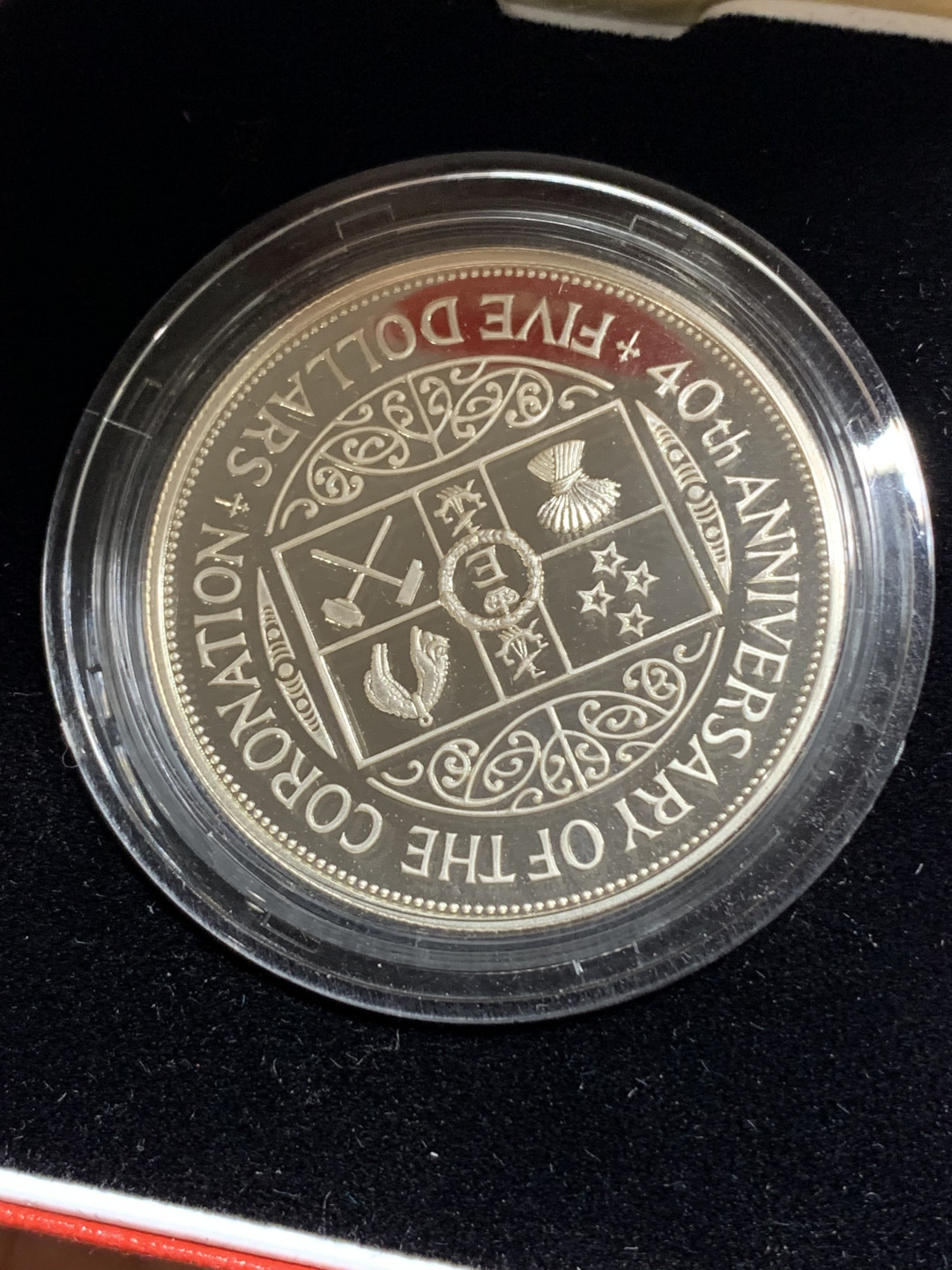 《竞宝斋》钱币微拍-第24场-本周日，周一2场连拍（全场顺丰包邮） 原盒证书 新西兰1993年 5元40周年加冕纪念 大银币