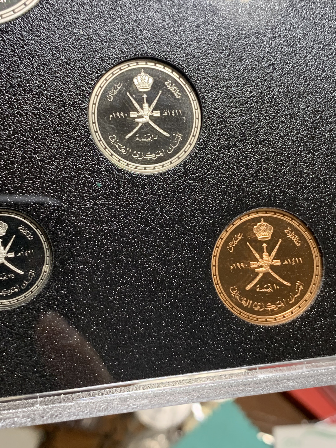 《竞宝斋》钱币微拍-第24场-本周日，周一2场连拍（全场顺丰包邮） 阿曼1990年精制套币 独立20周年纪念 最大面值为银币925银 20克 原盒包装 保存完好