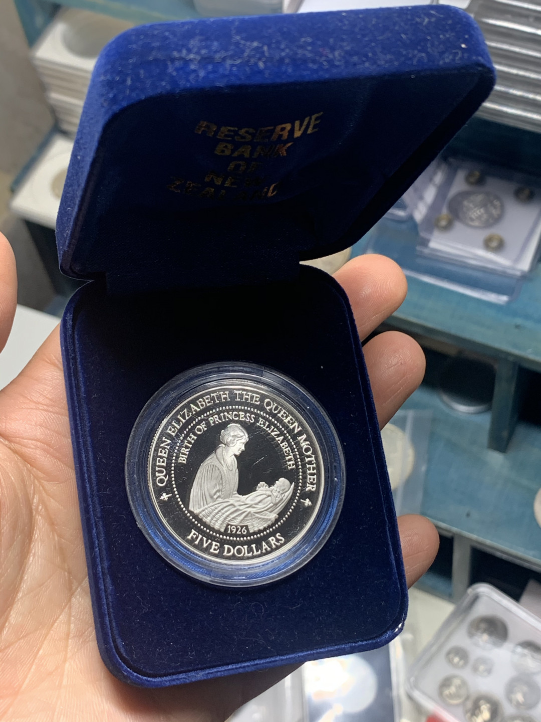 《竞宝斋》钱币微拍-第24场-本周日，周一2场连拍（全场顺丰包邮） 原盒证书 新西兰1994年 5元伊丽莎白和母亲 大银币