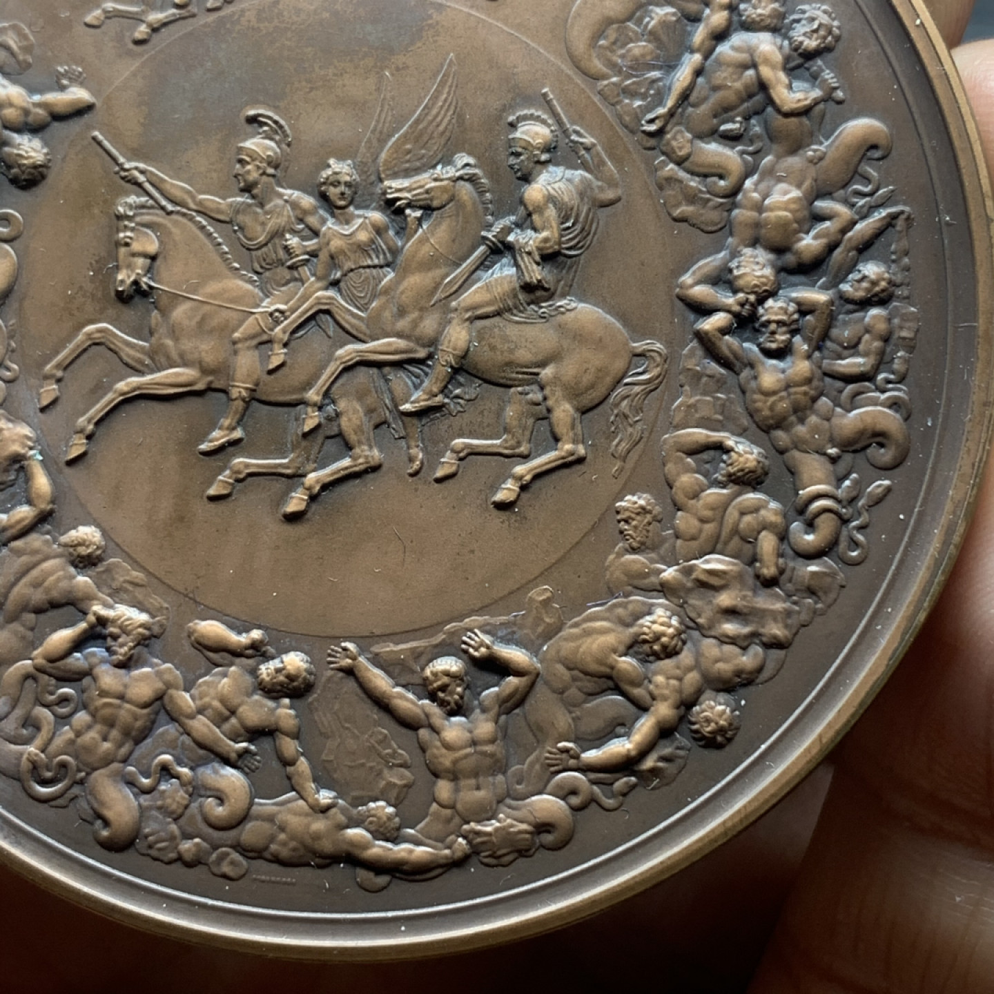 《竞宝斋》钱币微拍-第24场-本周日，周一2场连拍（全场顺丰包邮） 英国滑铁卢战役175年纪念铜章  名誉品种 知名设计 完美品 原盒带证书 130.2克 63.5mm直径 超大规格