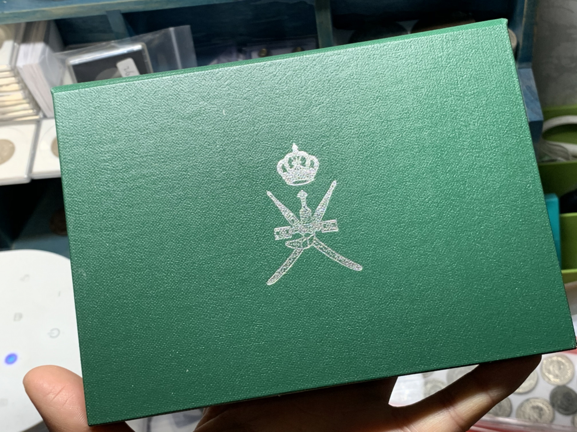 《竞宝斋》钱币微拍-第24场-本周日，周一2场连拍（全场顺丰包邮） 阿曼1990年精制套币 独立20周年纪念 最大面值为银币925银 20克 原盒包装 保存完好