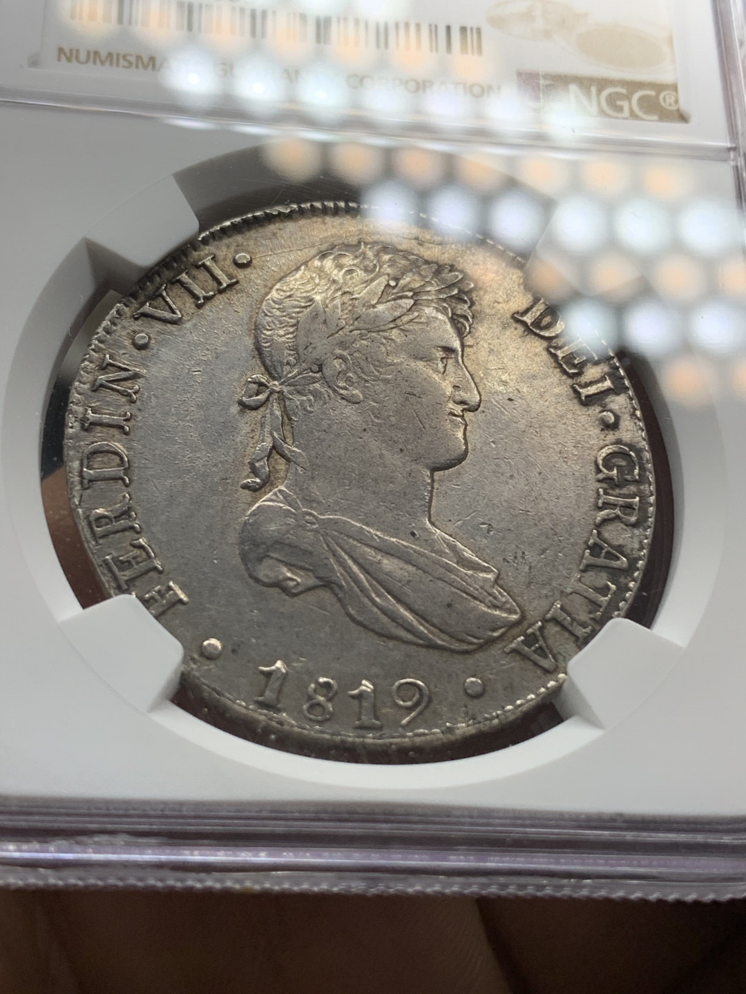 《竞宝斋》钱币微拍-第24场-本周日，周一2场连拍（全场顺丰包邮） NGC-XF45  1819 西属秘鲁利马 费迪南七世  稀少厂  8里亚尔  酱彩 是非难得 低评