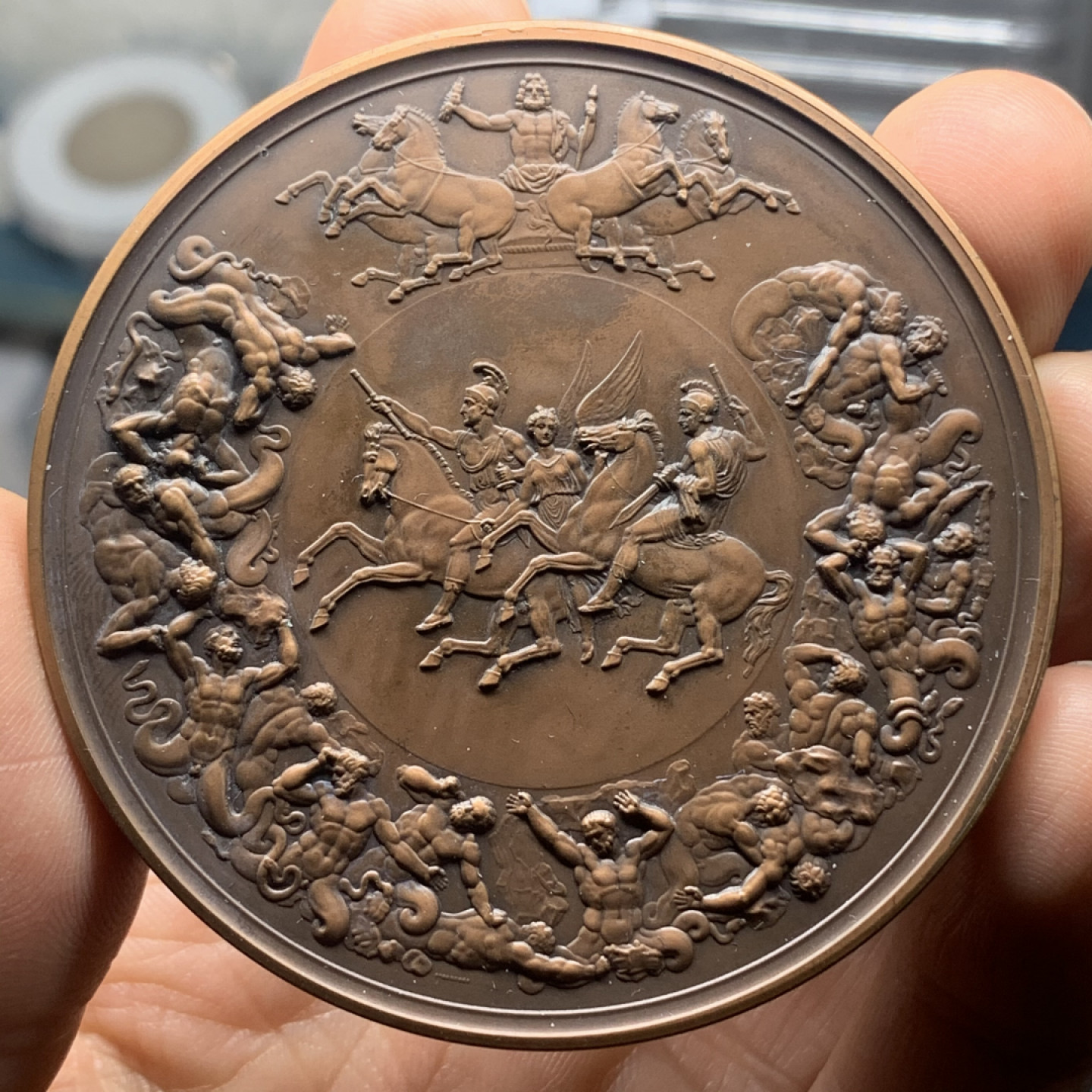 《竞宝斋》钱币微拍-第24场-本周日，周一2场连拍（全场顺丰包邮） 英国滑铁卢战役175年纪念铜章  名誉品种 知名设计 完美品 原盒带证书 130.2克 63.5mm直径 超大规格