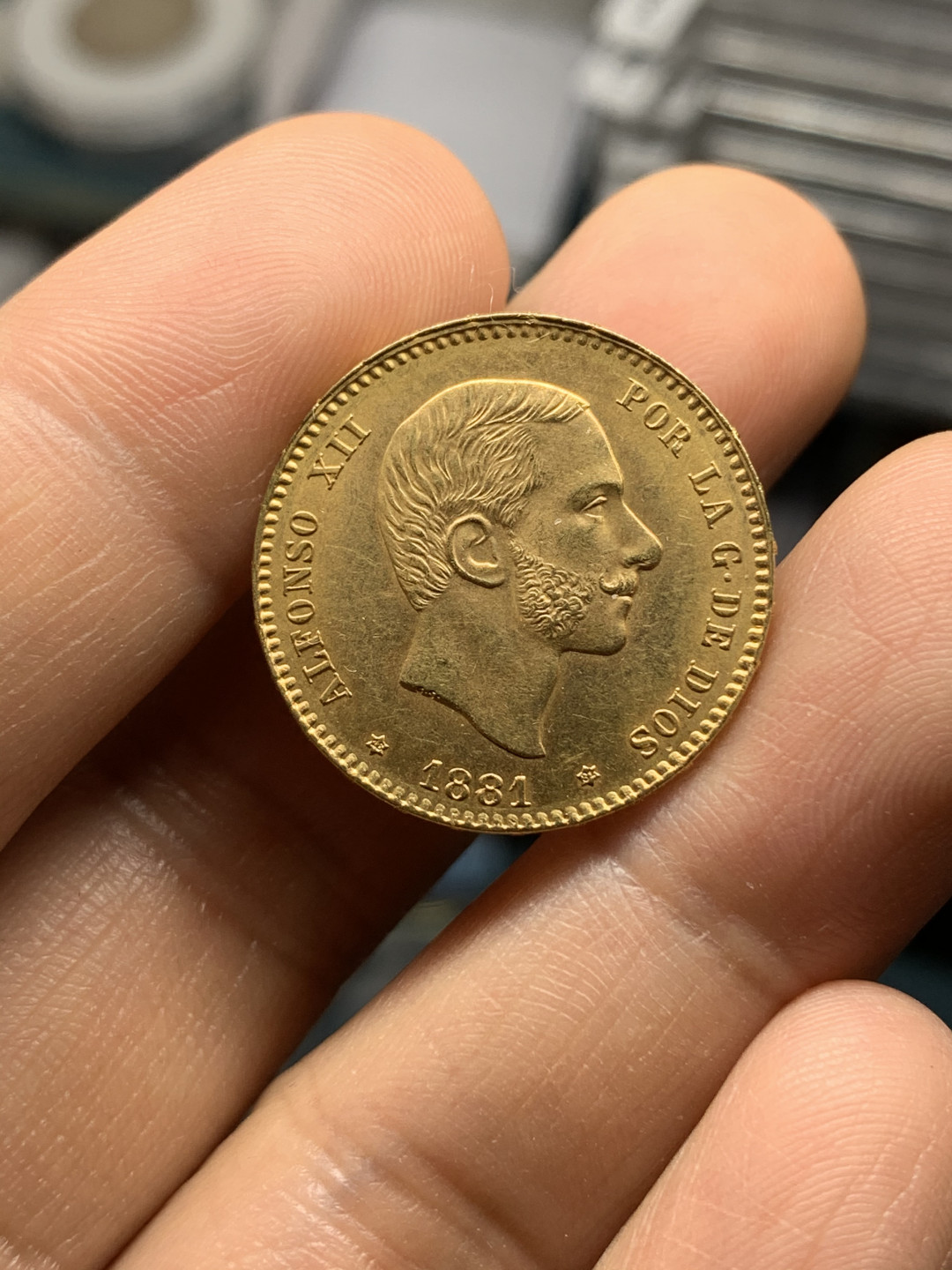 《竞宝斋》钱币微拍-第24场-本周日，周一2场连拍（全场顺丰包邮） 西班牙 1881年阿方索十二世 25比塞塔 金币 8.06克 900金  63分的状态 有缘人自己送评
