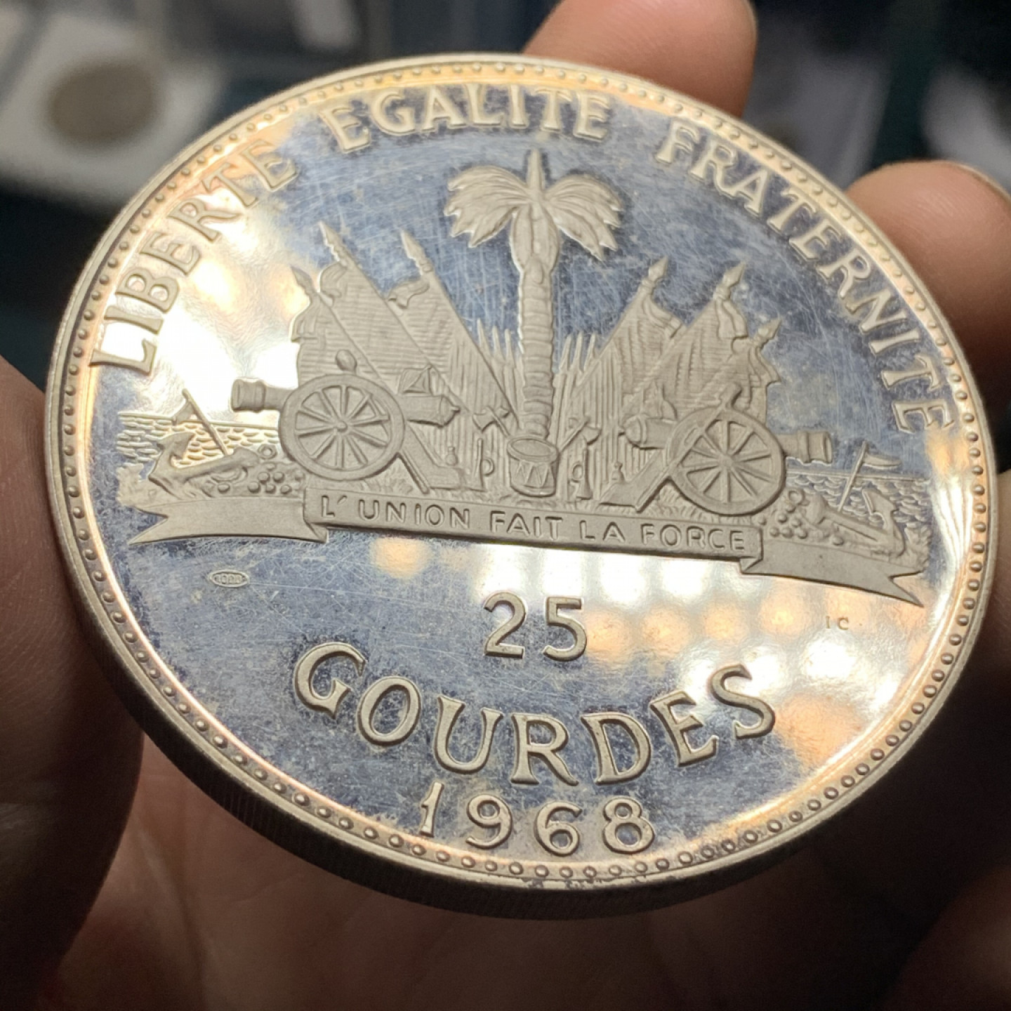 《竞宝斋》钱币微拍-第24场-本周日，周一2场连拍（全场顺丰包邮） 海地 1968年 精制大钱包 999银3枚重117.6+47.05+23.52=188.17克，塑封有开裂