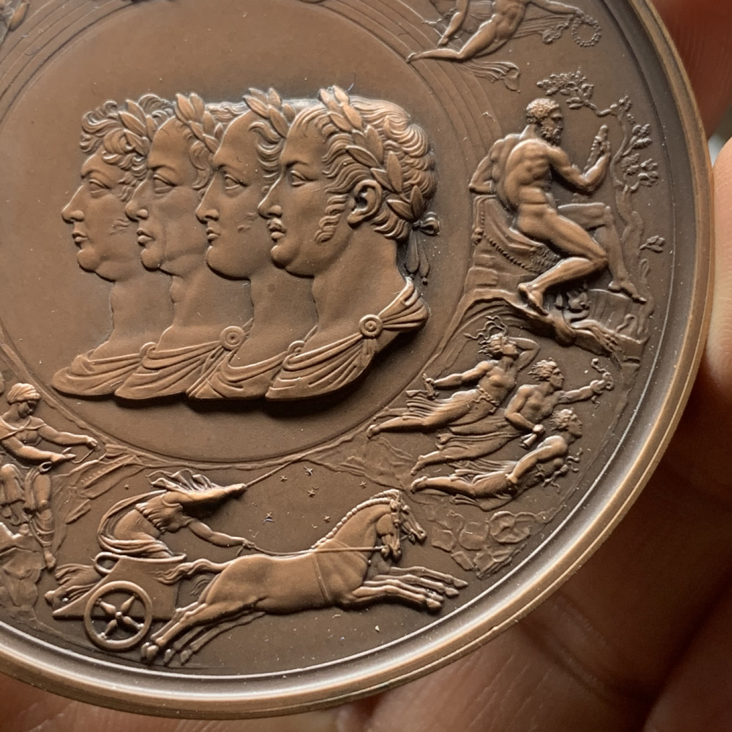 《竞宝斋》钱币微拍-第24场-本周日，周一2场连拍（全场顺丰包邮） 英国滑铁卢战役175年纪念铜章  名誉品种 知名设计 完美品 原盒带证书 130.2克 63.5mm直径 超大规格