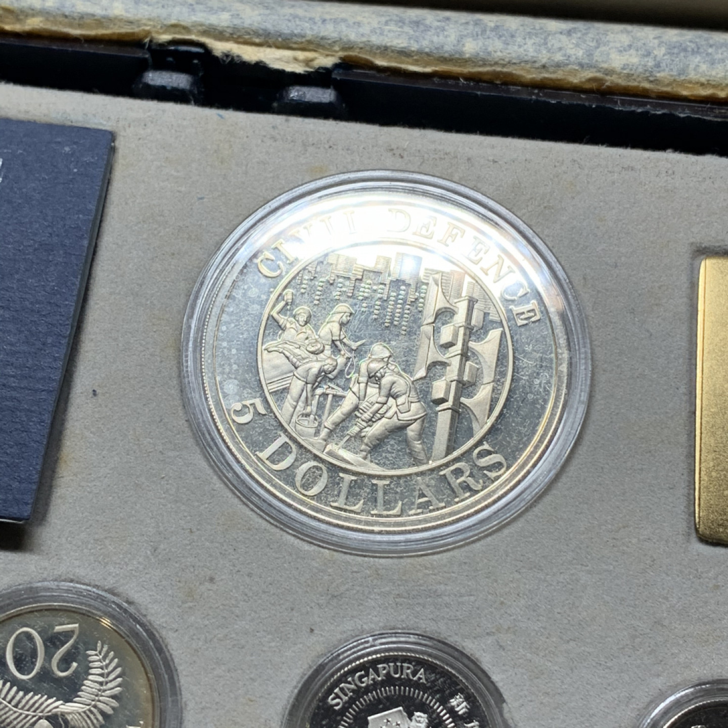 《竞宝斋》钱币微拍-第24场-本周日，周一2场连拍（全场顺丰包邮） 新加坡1991年全银精制套币 包装盒有损坏