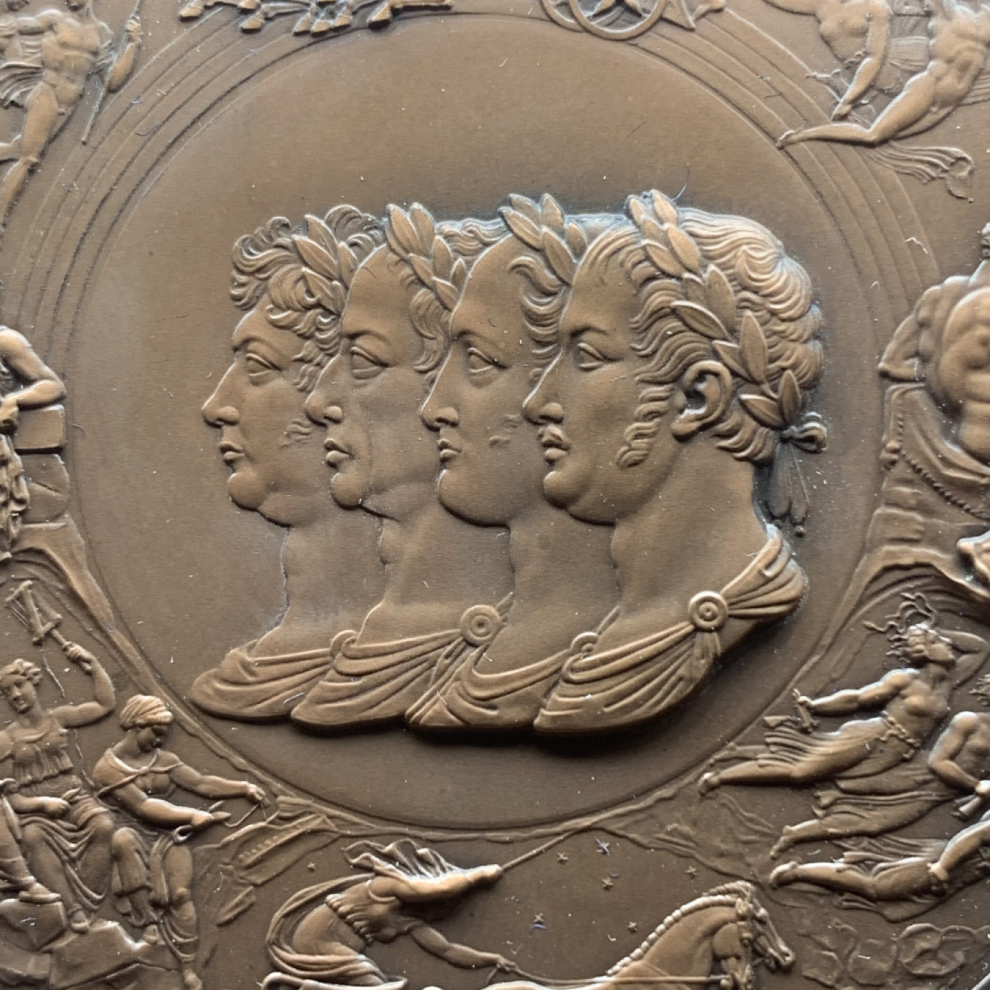 《竞宝斋》钱币微拍-第24场-本周日，周一2场连拍（全场顺丰包邮） 英国滑铁卢战役175年纪念铜章  名誉品种 知名设计 完美品 原盒带证书 130.2克 63.5mm直径 超大规格