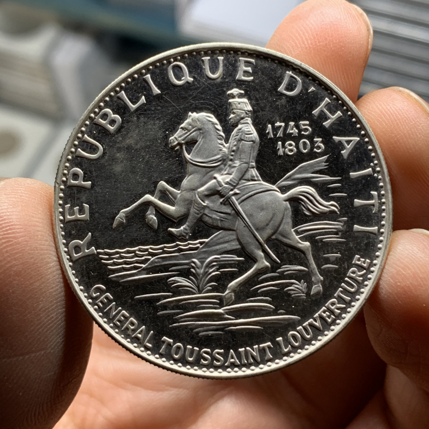 《竞宝斋》钱币微拍-第24场-本周日，周一2场连拍（全场顺丰包邮） 海地 1968年 精制大钱包 999银3枚重117.6+47.05+23.52=188.17克，塑封有开裂