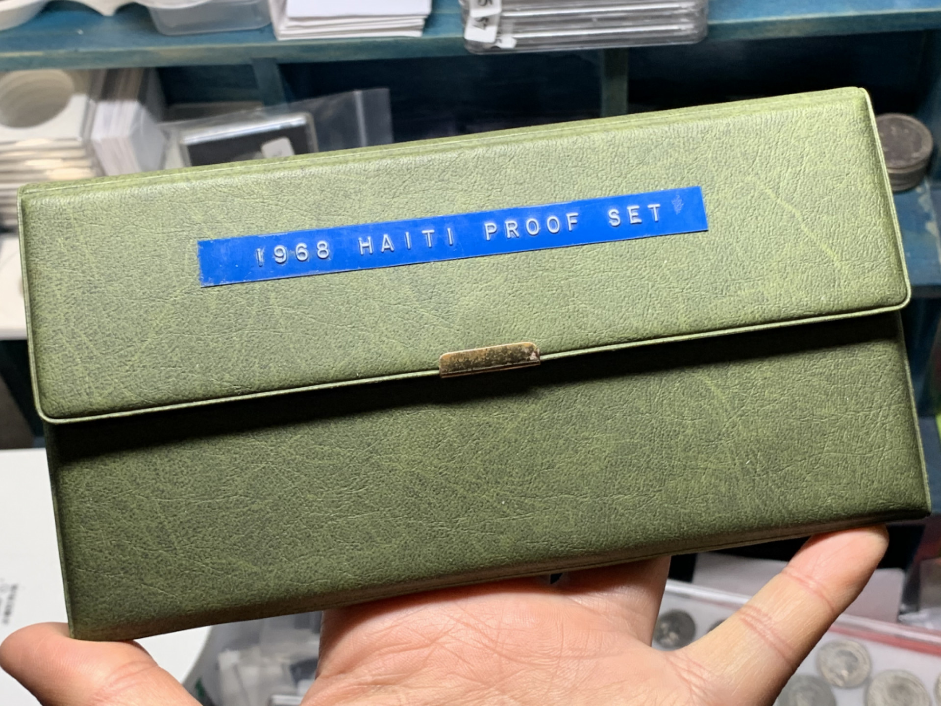 《竞宝斋》钱币微拍-第24场-本周日，周一2场连拍（全场顺丰包邮） 海地 1968年 精制大钱包 999银3枚重117.6+47.05+23.52=188.17克，塑封有开裂