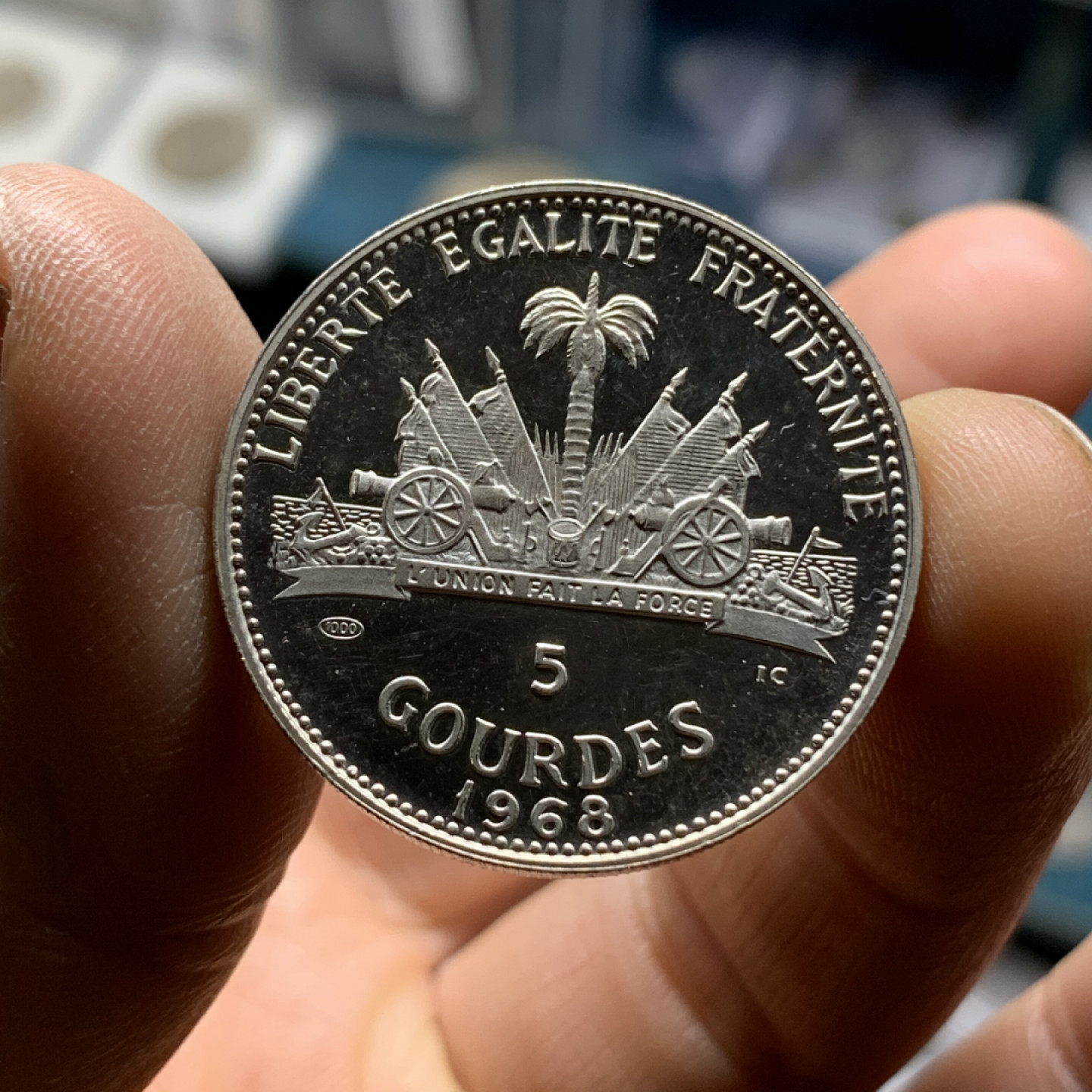 《竞宝斋》钱币微拍-第24场-本周日，周一2场连拍（全场顺丰包邮） 海地 1968年 精制大钱包 999银3枚重117.6+47.05+23.52=188.17克，塑封有开裂