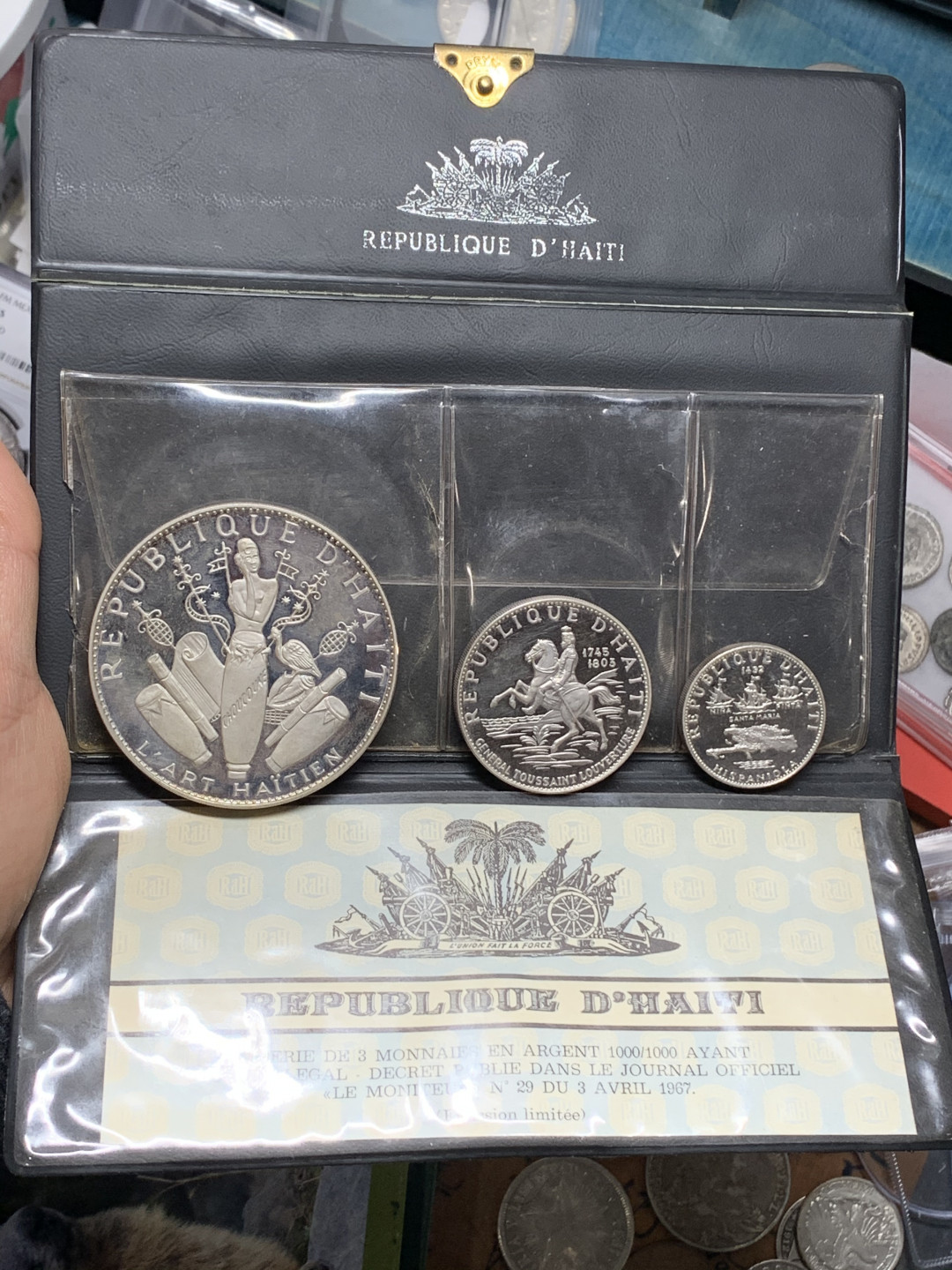 《竞宝斋》钱币微拍-第24场-本周日，周一2场连拍（全场顺丰包邮） 海地 1968年 精制大钱包 999银3枚重117.6+47.05+23.52=188.17克，塑封有开裂