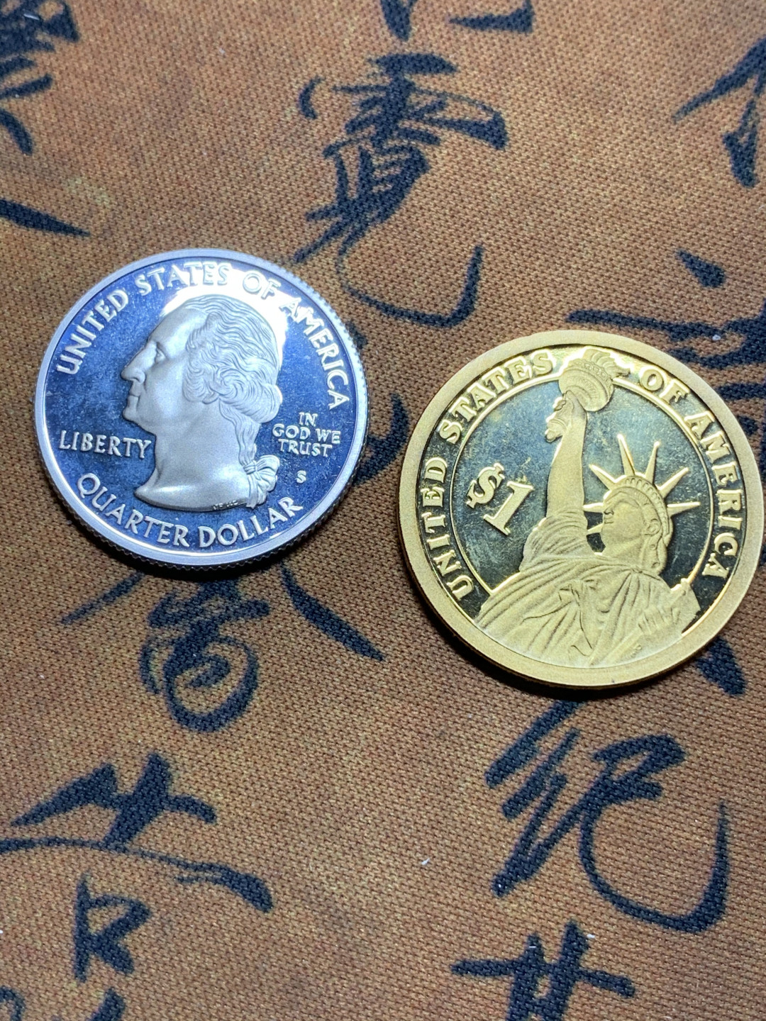 《竞宝斋》钱币微拍-第24场-本周日，周一2场连拍（全场顺丰包邮） 美国 盒子币加裸币两枚一起，2003年25美分为银币