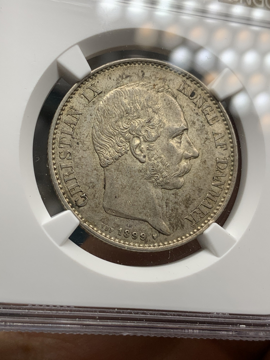 《竞宝斋》钱币微拍-第24场-本周日，周一2场连拍（全场顺丰包邮） NGC-UNC 丹麦 1899年 2克朗 银币 人像全发丝可见 海豚眼睛清晰 原味好品