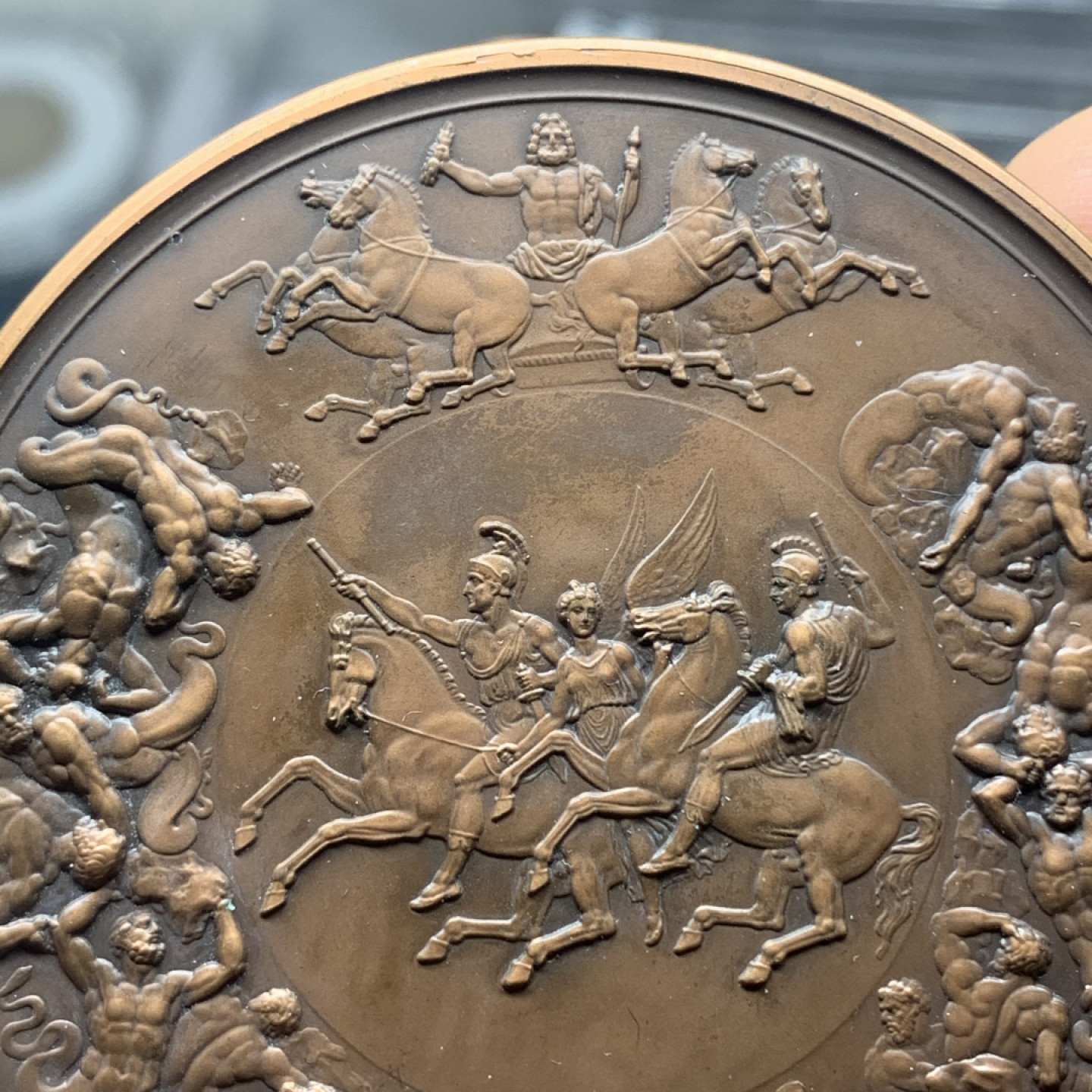 《竞宝斋》钱币微拍-第24场-本周日，周一2场连拍（全场顺丰包邮） 英国滑铁卢战役175年纪念铜章  名誉品种 知名设计 完美品 原盒带证书 130.2克 63.5mm直径 超大规格