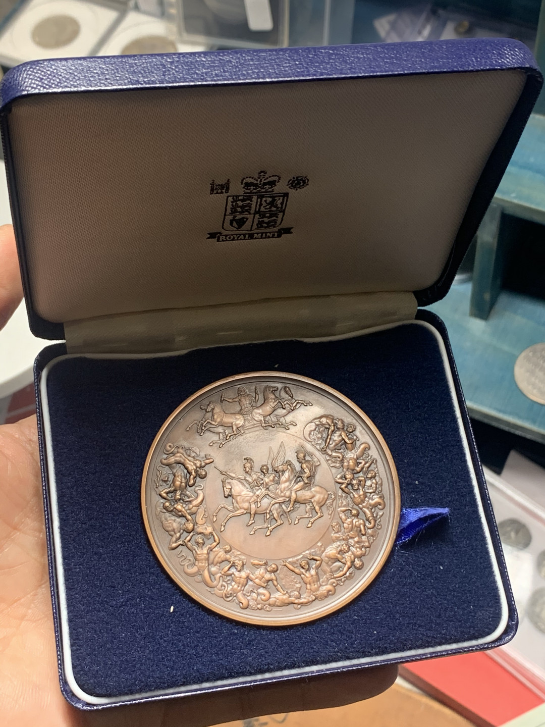 《竞宝斋》钱币微拍-第24场-本周日，周一2场连拍（全场顺丰包邮） 英国滑铁卢战役175年纪念铜章  名誉品种 知名设计 完美品 原盒带证书 130.2克 63.5mm直径 超大规格