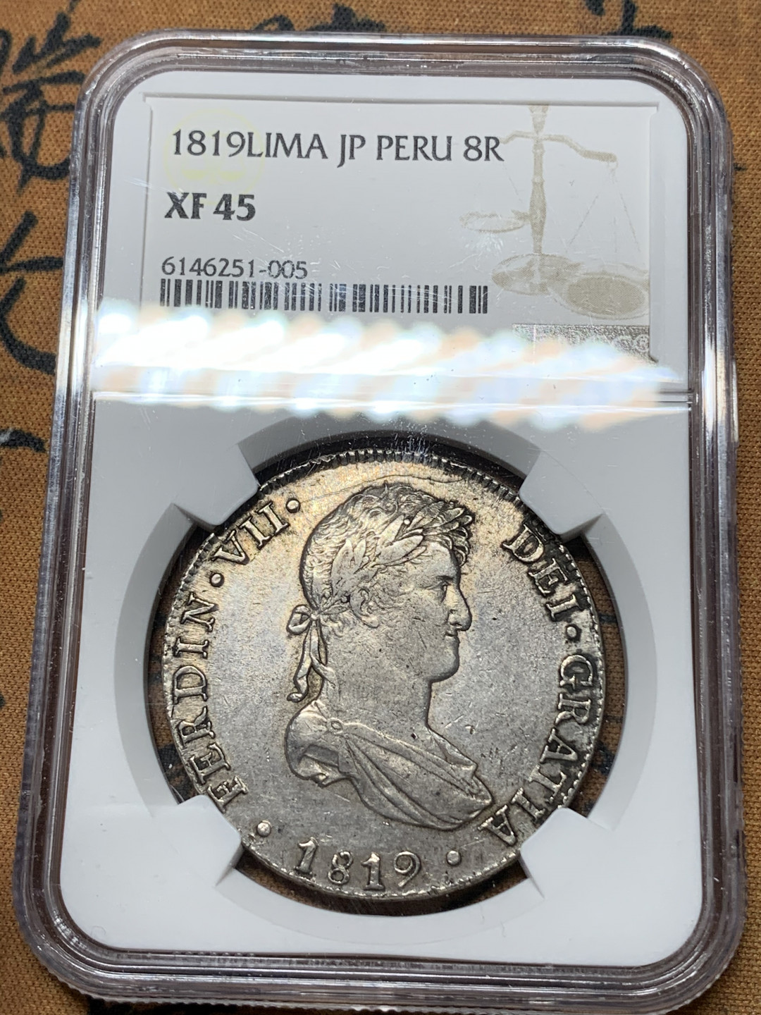 《竞宝斋》钱币微拍-第24场-本周日，周一2场连拍（全场顺丰包邮） NGC-XF45  1819 西属秘鲁利马 费迪南七世  稀少厂  8里亚尔  酱彩 是非难得 低评