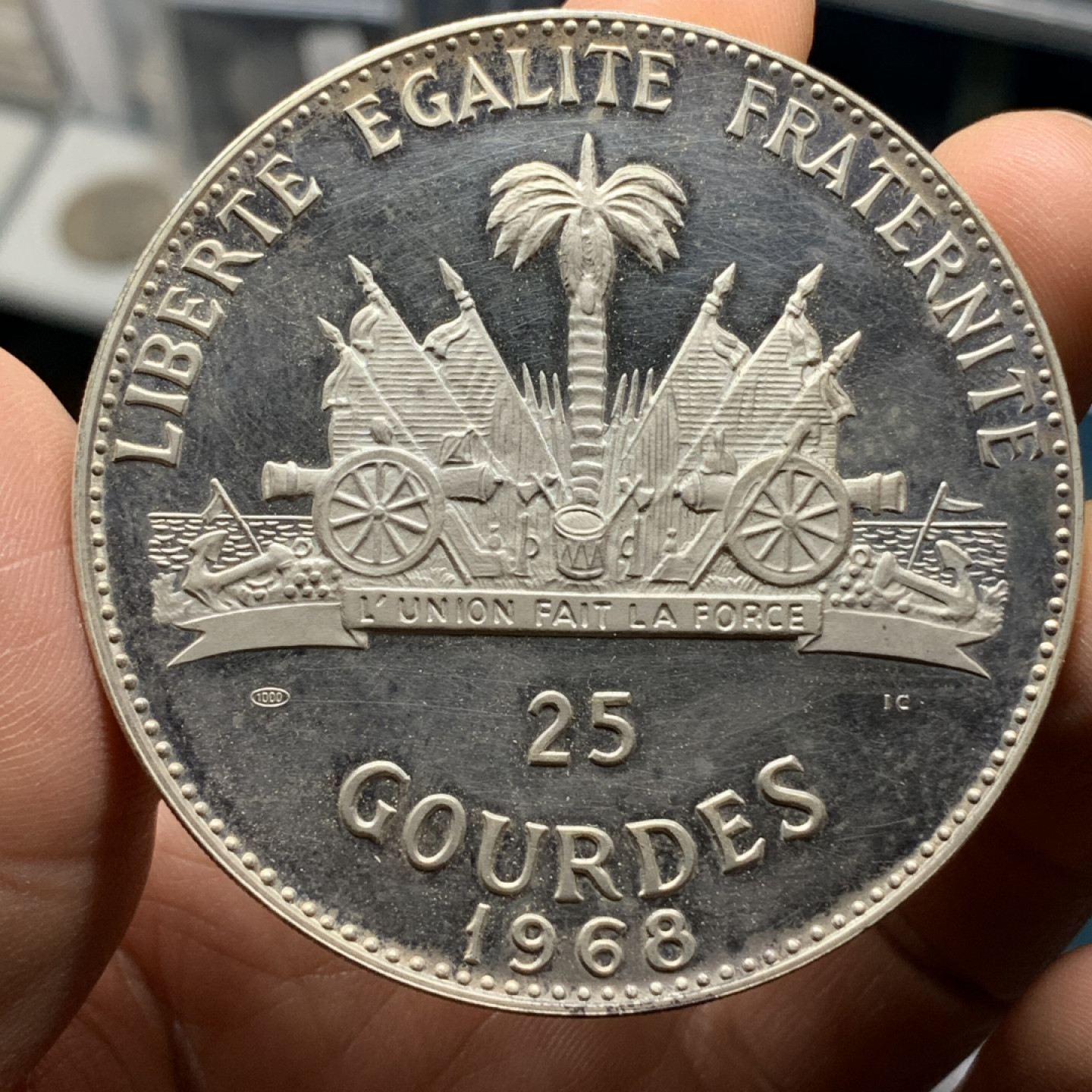 《竞宝斋》钱币微拍-第24场-本周日，周一2场连拍（全场顺丰包邮） 海地 1968年 精制大钱包 999银3枚重117.6+47.05+23.52=188.17克，塑封有开裂