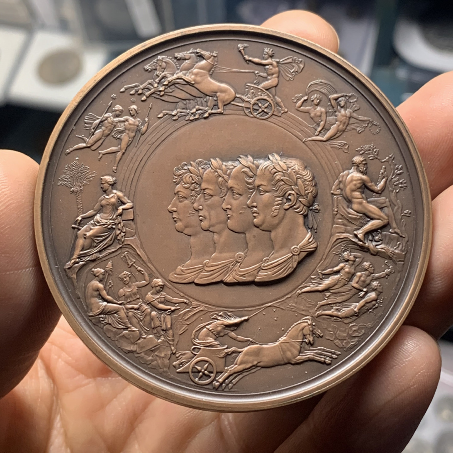 《竞宝斋》钱币微拍-第24场-本周日，周一2场连拍（全场顺丰包邮） 英国滑铁卢战役175年纪念铜章  名誉品种 知名设计 完美品 原盒带证书 130.2克 63.5mm直径 超大规格