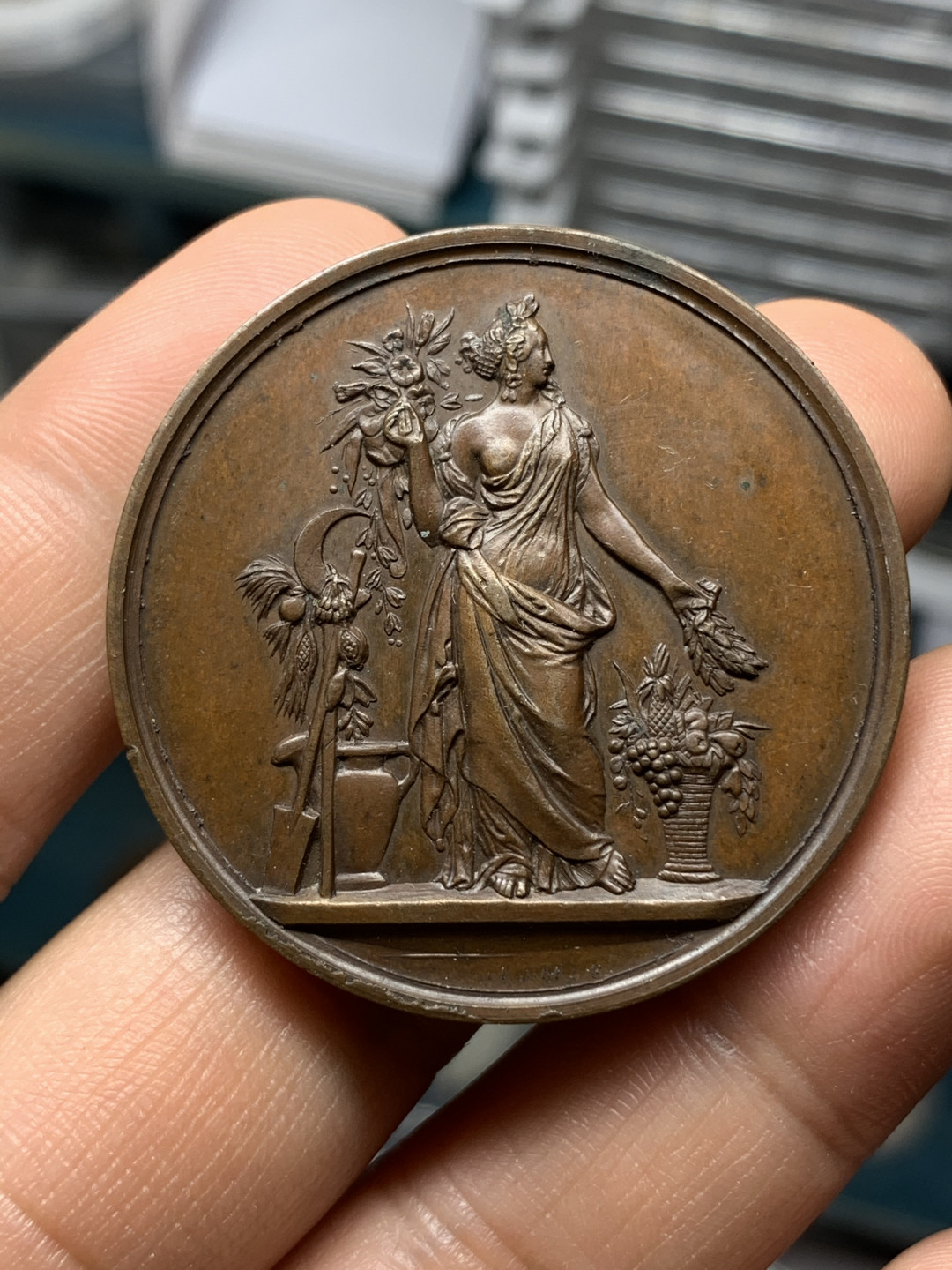 《竞宝斋》钱币微拍-第24场-本周日，周一2场连拍（全场顺丰包邮） 法国 1869年农业女神铜章 巧克力包浆41.4mm直径 34.9克 小蜜蜂边铭 非常厚重