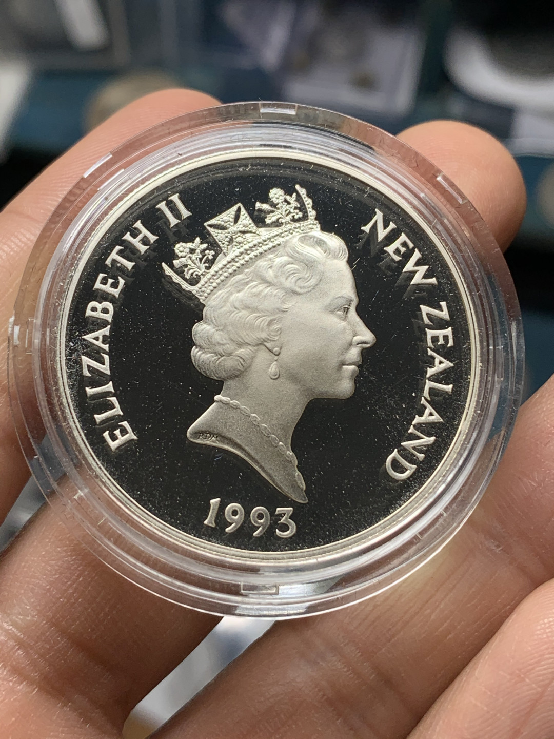 《竞宝斋》钱币微拍-第24场-本周日，周一2场连拍（全场顺丰包邮） 原盒证书 新西兰1993年 5元40周年加冕纪念 大银币