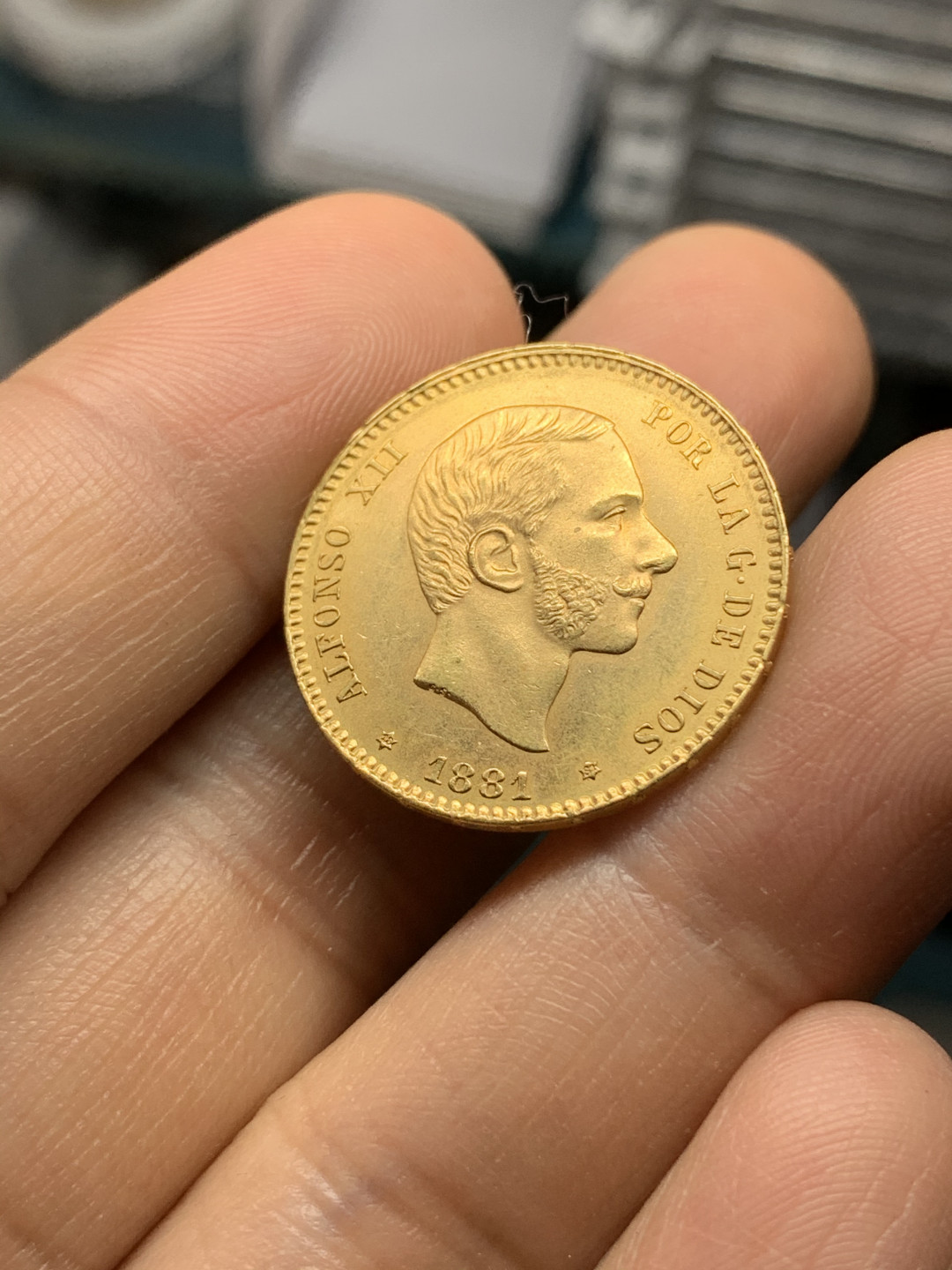 《竞宝斋》钱币微拍-第24场-本周日，周一2场连拍（全场顺丰包邮） 西班牙 1881年阿方索十二世 25比塞塔 金币 8.06克 900金  63分的状态 有缘人自己送评