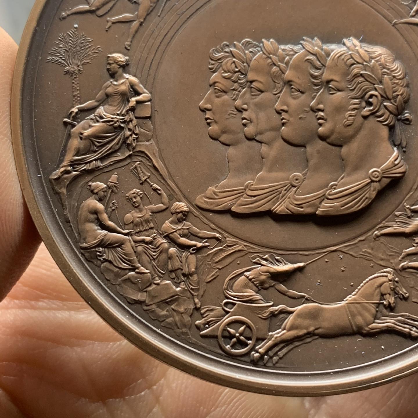 《竞宝斋》钱币微拍-第24场-本周日，周一2场连拍（全场顺丰包邮） 英国滑铁卢战役175年纪念铜章  名誉品种 知名设计 完美品 原盒带证书 130.2克 63.5mm直径 超大规格