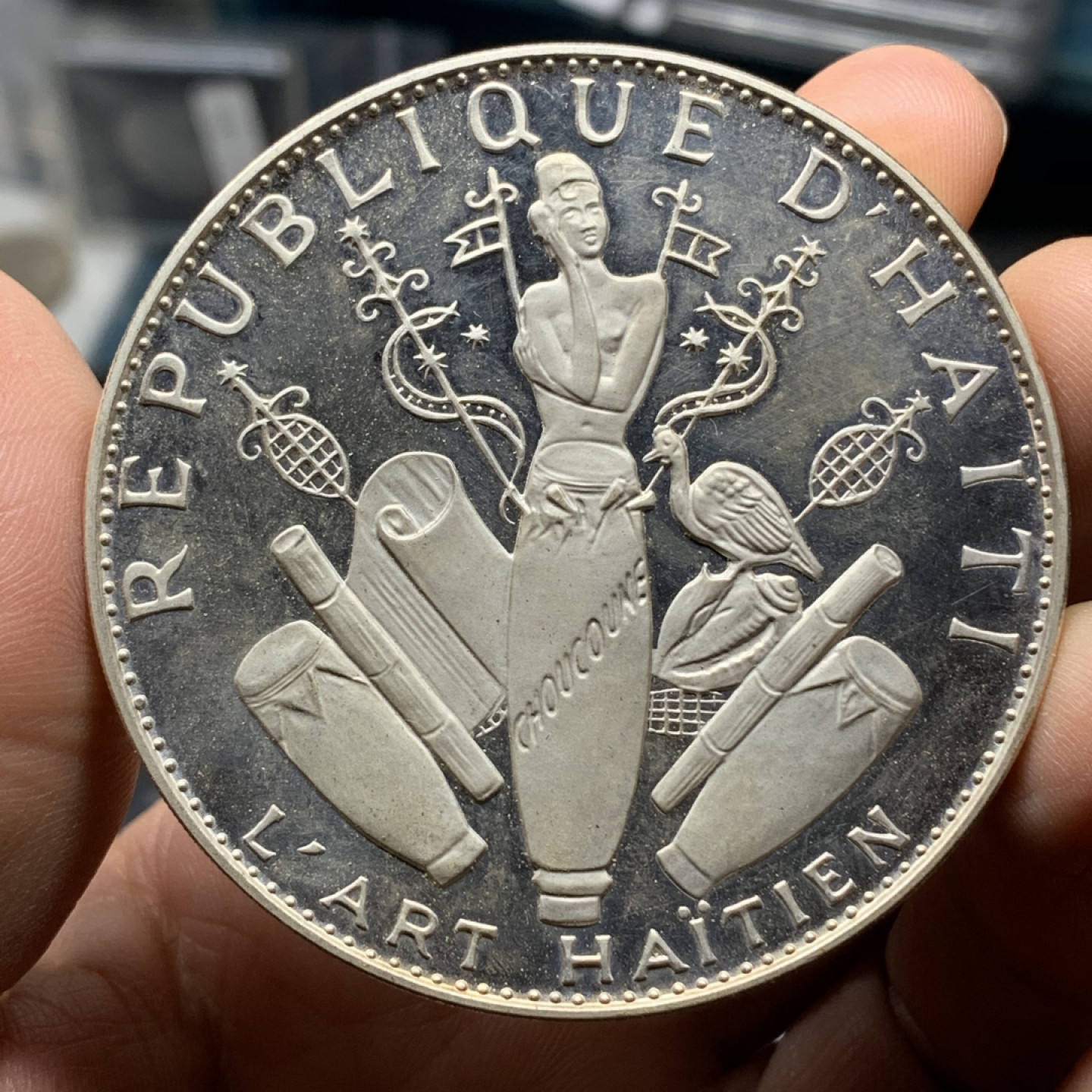 《竞宝斋》钱币微拍-第24场-本周日，周一2场连拍（全场顺丰包邮） 海地 1968年 精制大钱包 999银3枚重117.6+47.05+23.52=188.17克，塑封有开裂