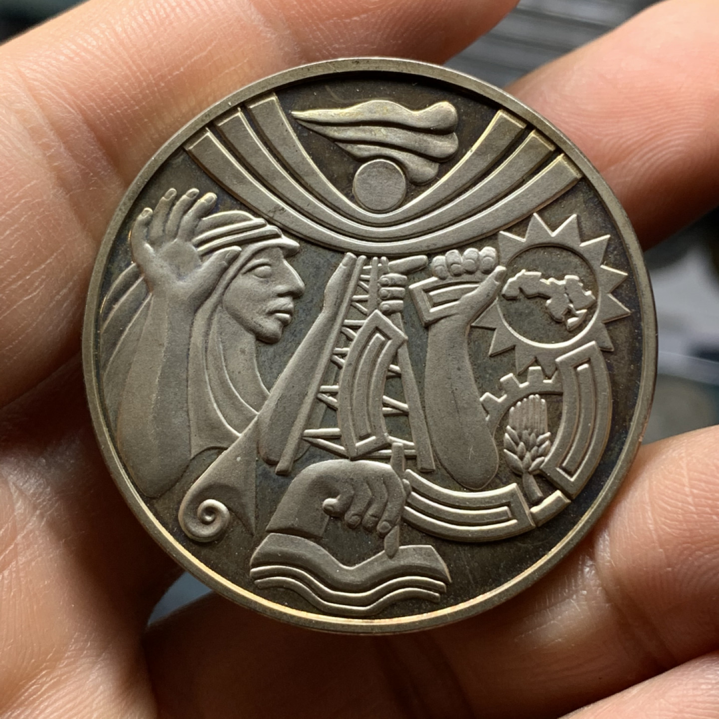 《竞宝斋》钱币微拍-第24场-本周日，周一2场连拍（全场顺丰包邮） 伊拉克 1968年 革命纪念 精制大银章 稀少品种