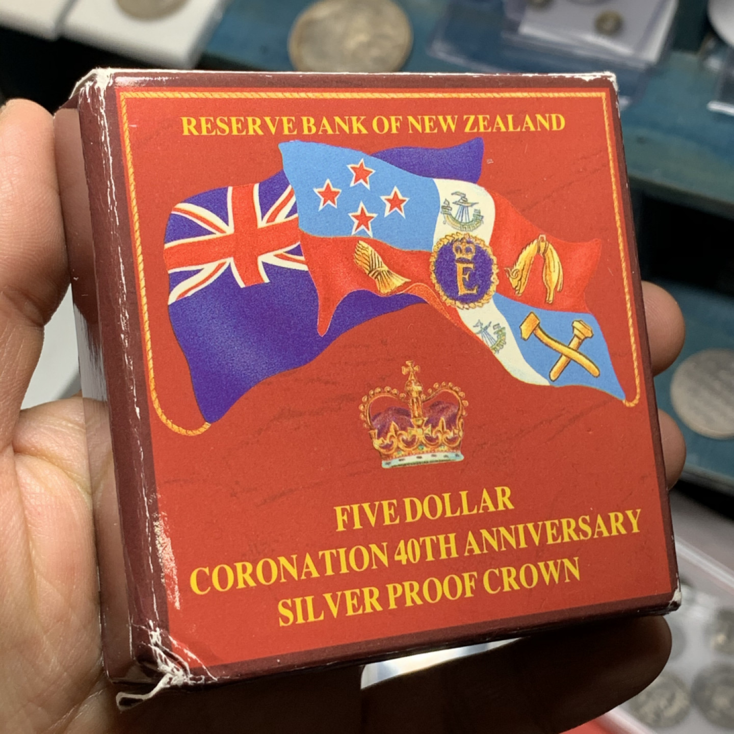 《竞宝斋》钱币微拍-第24场-本周日，周一2场连拍（全场顺丰包邮） 原盒证书 新西兰1993年 5元40周年加冕纪念 大银币