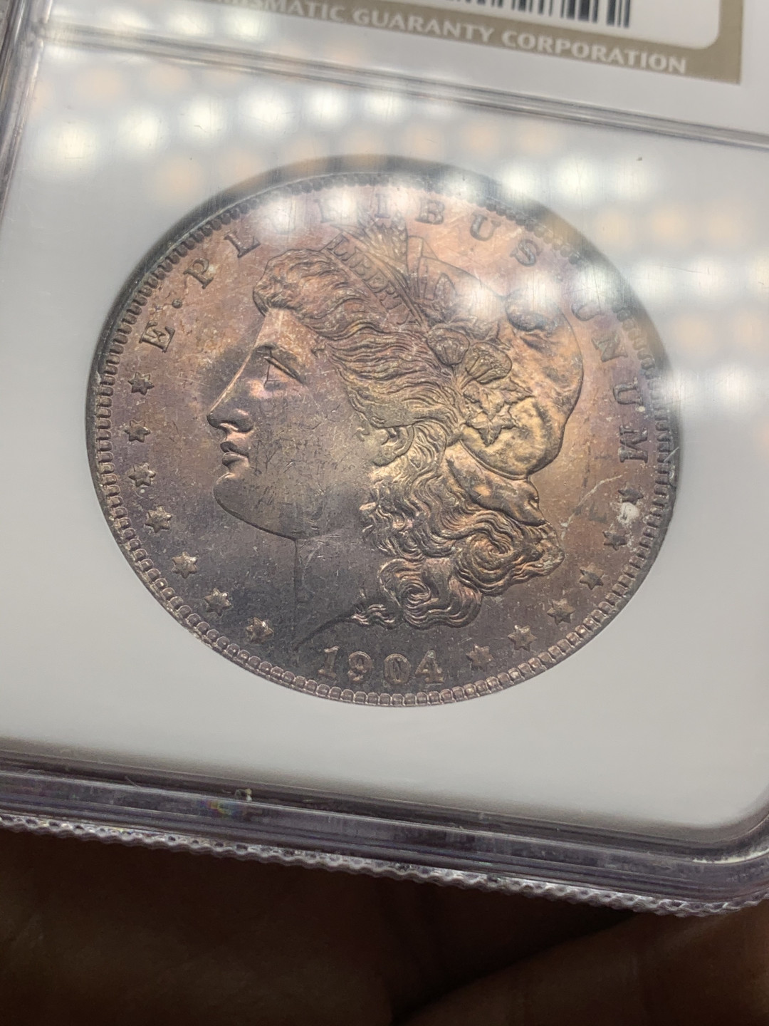 《竞宝斋》钱币微拍-第24场-本周日，周一2场连拍（全场顺丰包邮） NGC MS64美国1904年摩根银币 双面紫罗兰包浆，老盒有裂粘过