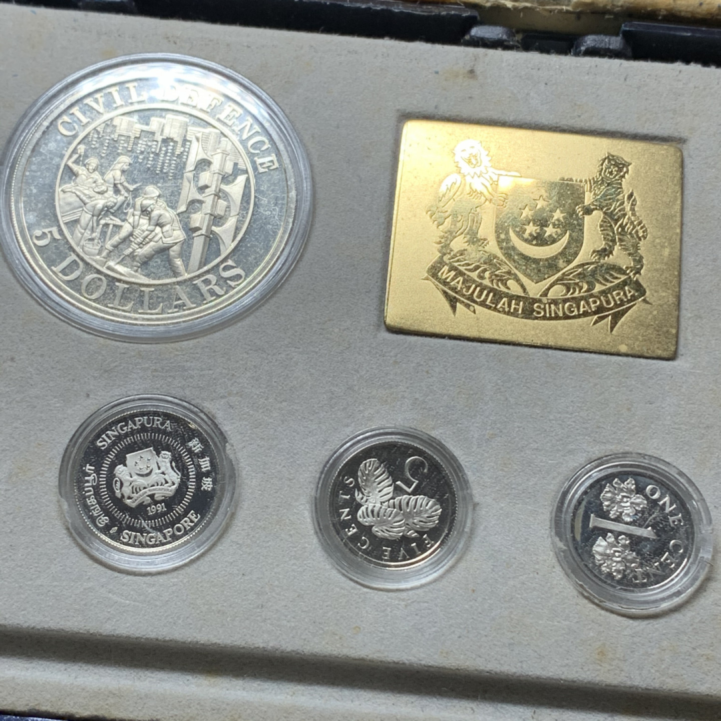 《竞宝斋》钱币微拍-第24场-本周日，周一2场连拍（全场顺丰包邮） 新加坡1991年全银精制套币 包装盒有损坏