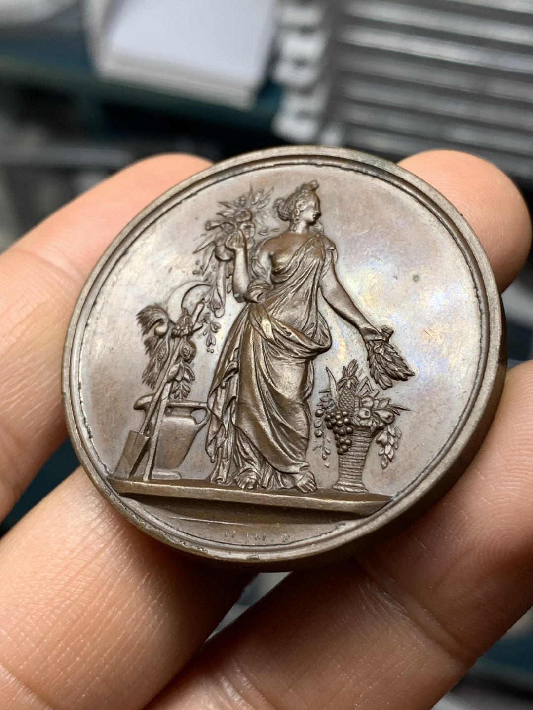 《竞宝斋》钱币微拍-第24场-本周日，周一2场连拍（全场顺丰包邮） 法国 1869年农业女神铜章 巧克力包浆41.4mm直径 34.9克 小蜜蜂边铭 非常厚重