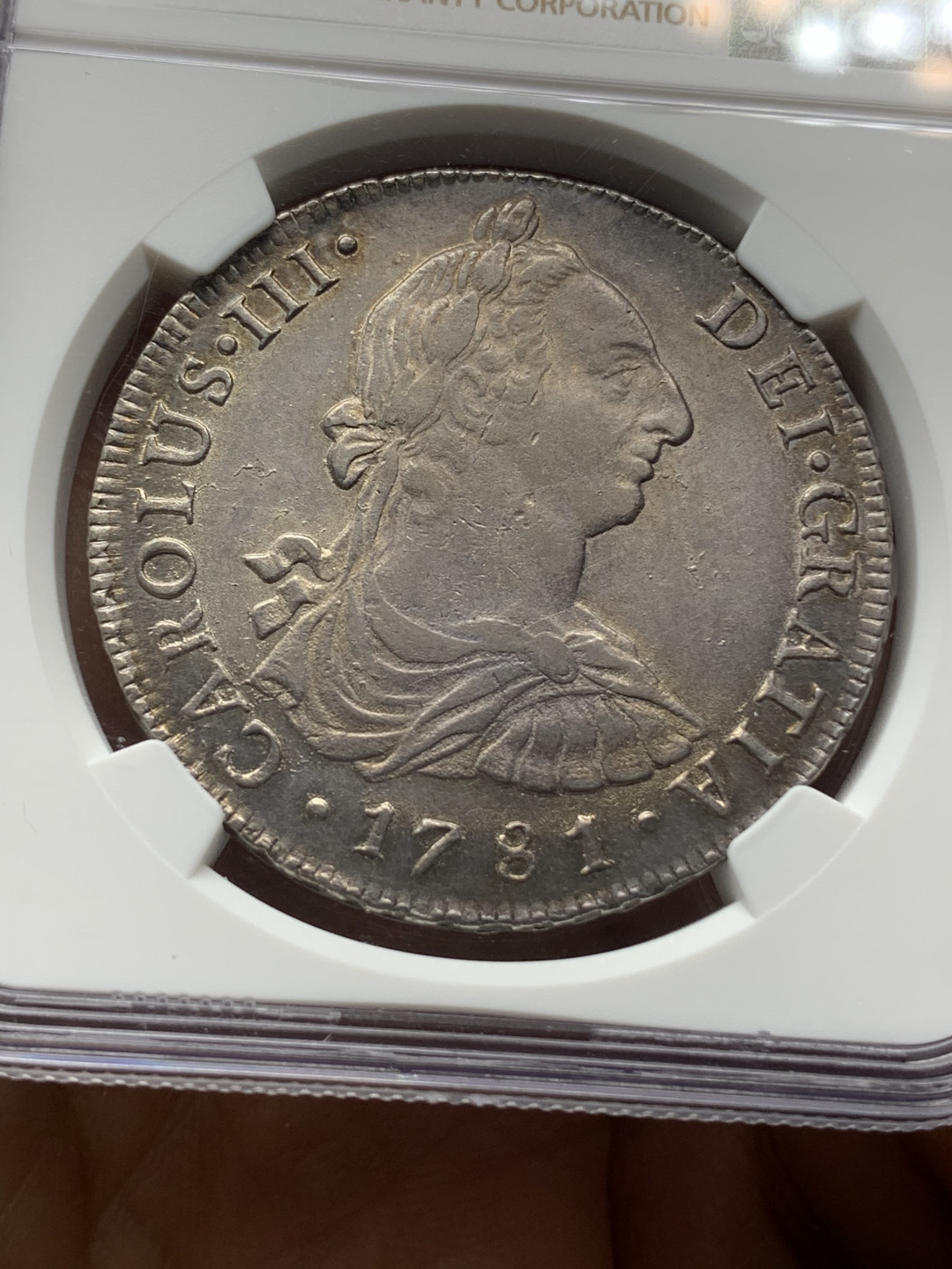 《竞宝斋》钱币微拍-第24场-本周日，周一2场连拍（全场顺丰包邮） 亚军 NGC-AU58 西属秘鲁 1781年 卡洛斯三世 8R 老双柱 大银币淡彩包浆 顶级品相