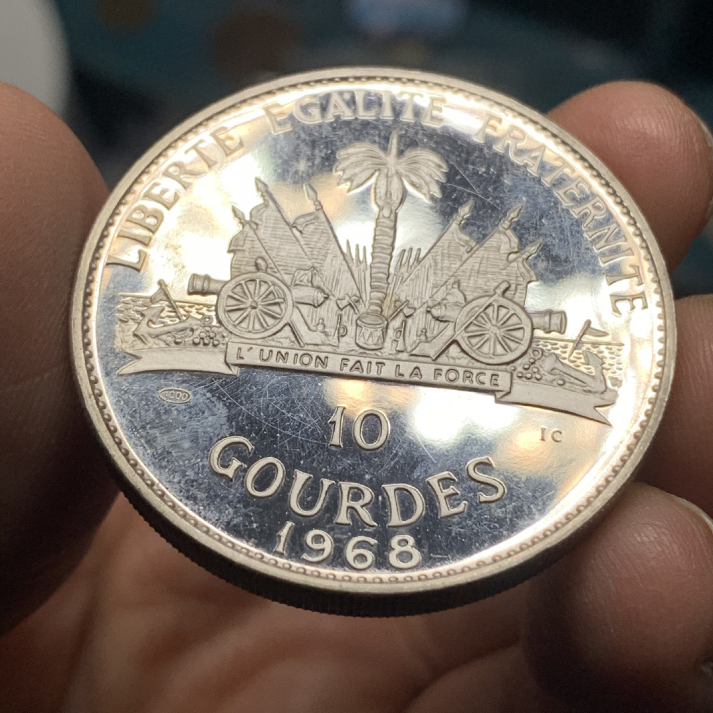 《竞宝斋》钱币微拍-第24场-本周日，周一2场连拍（全场顺丰包邮） 海地 1968年 精制大钱包 999银3枚重117.6+47.05+23.52=188.17克，塑封有开裂