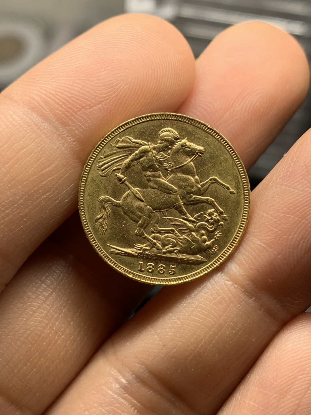 《竞宝斋》钱币微拍-第24场-本周日，周一2场连拍（全场顺丰包邮） 英国 1885年 维多利亚 女王 年轻头像 马剑金币   8克 917金