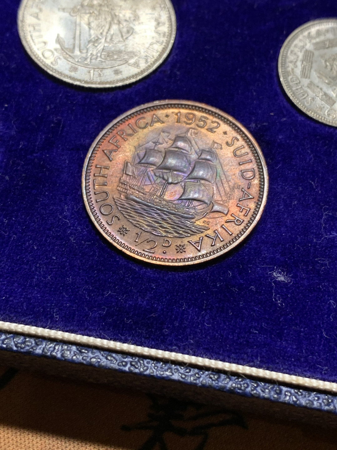 《竞宝斋》钱币微拍-第25场-本周日，周一2场连拍（全场顺丰包邮） 英属南非 乔治六世 1952年精制套币 6银3铜 精美包浆 BU品相 银币包浆诱人 1便士铜币背面呈五彩包浆 