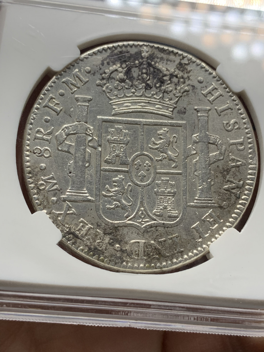 《竞宝斋》钱币微拍-第25场-本周日，周一2场连拍（全场顺丰包邮） 保粹 评级 西属墨西哥 1800年 卡四 双柱 8R 大银币 底板有轻微腐蚀见黑色包浆部分